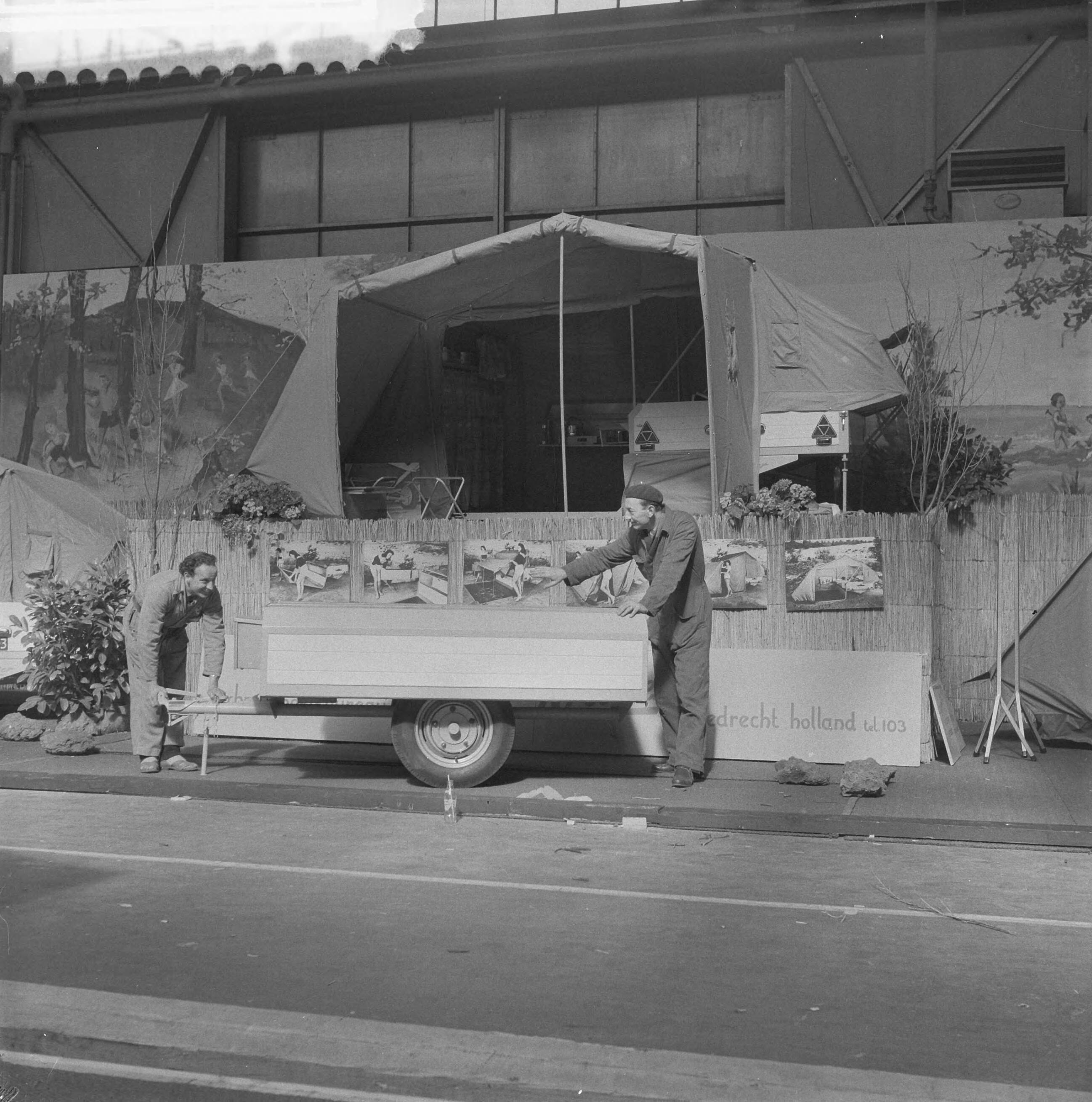 Fotocollectie Anefo — Inrichten tentoonstelling "Goed-Kamp" in de Houtrusthal te Den Haag. Aanhangwagen, die tot tent veranderd kan worden — Foto: Behrens, Herbert F. / Anefo. Licentie: Set B: Rechtenvrij / Publiek Domein. Bron: Nationaal Archief. http://hdl.handle.net/10648/a9ac17b2-d0b4-102d-bcf8-003048976d84