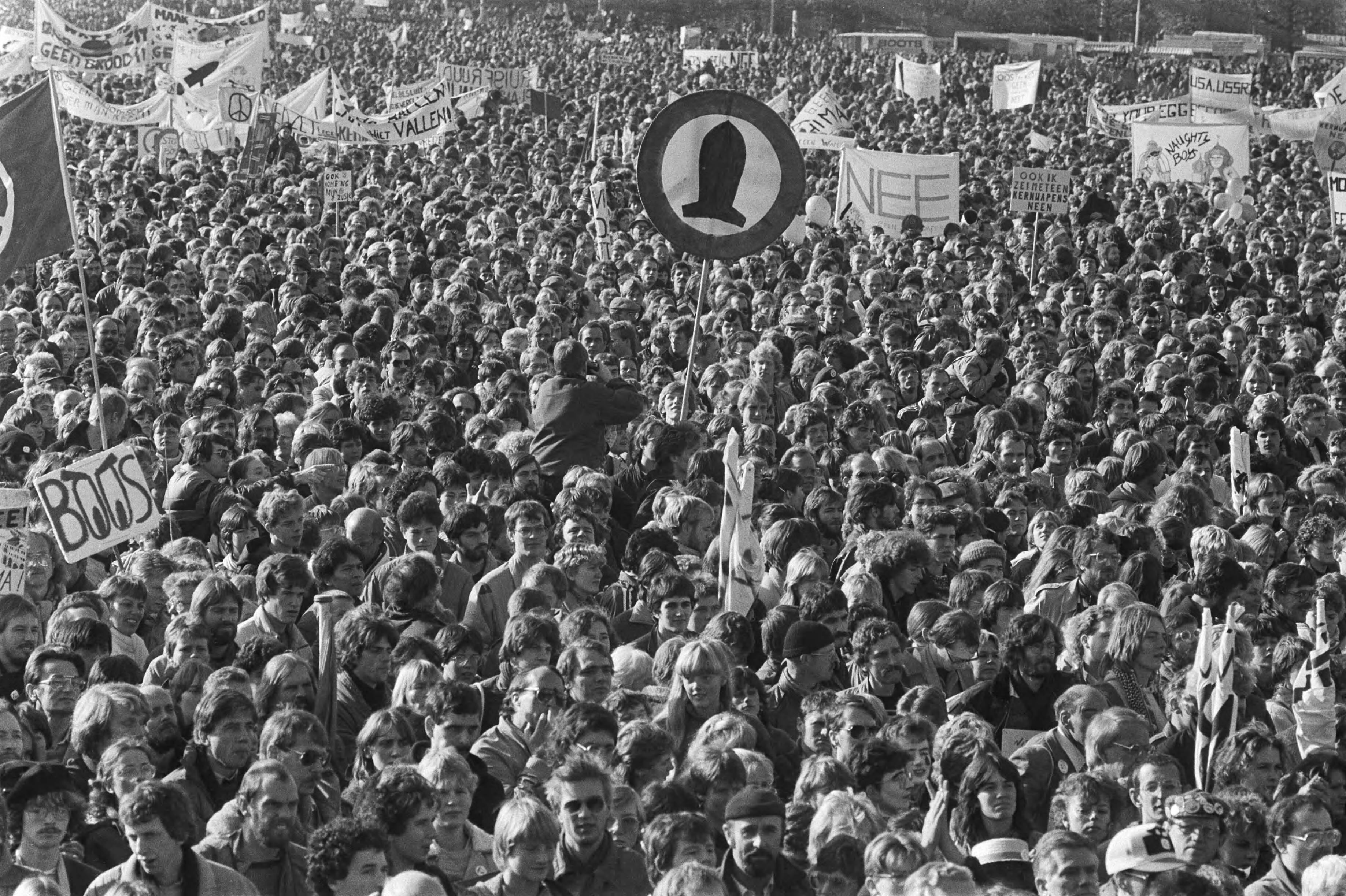 Vredesdemonstratie Den Haag , 550.000 mensen demonstreren o.m. tegen plaatsing kruisrakette — Demonstranten op het Malieveld — Foto: Bogaerts, Rob / Anefo. Licentie: Set B: Rechtenvrij / Publiek Domein. Bron: Nationaal Archief. http://hdl.handle.net/10648/ad2fd888-d0b4-102d-bcf8-003048976d84