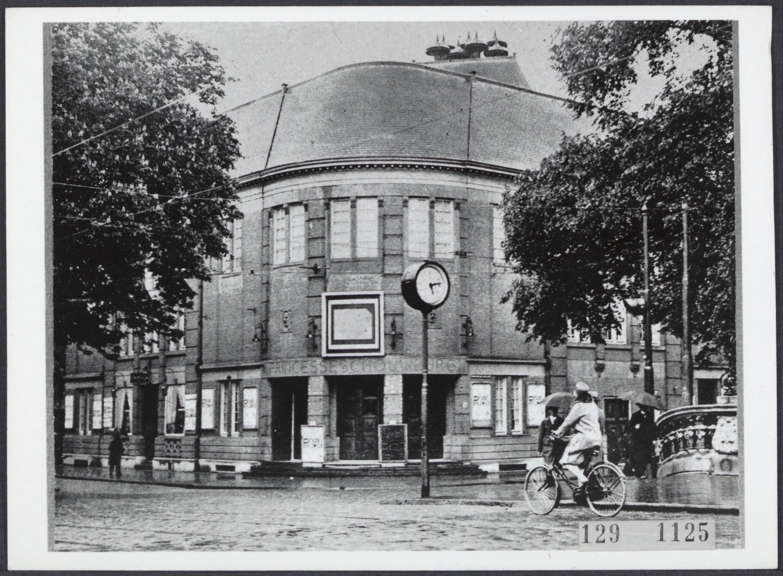 Fotocollectie Rijksvoorlichtingsdienst Eigen — Korte Voorhout, Prinsessegracht en Princesseschouwburg Den Haag — Foto: Rijksvoorlichtingsdienst (RVD). Licentie: Set B: Rechtenvrij / Publiek Domein. Bron: Nationaal Archief. http://hdl.handle.net/10648/af48bf22-d0b4-102d-bcf8-003048976d84