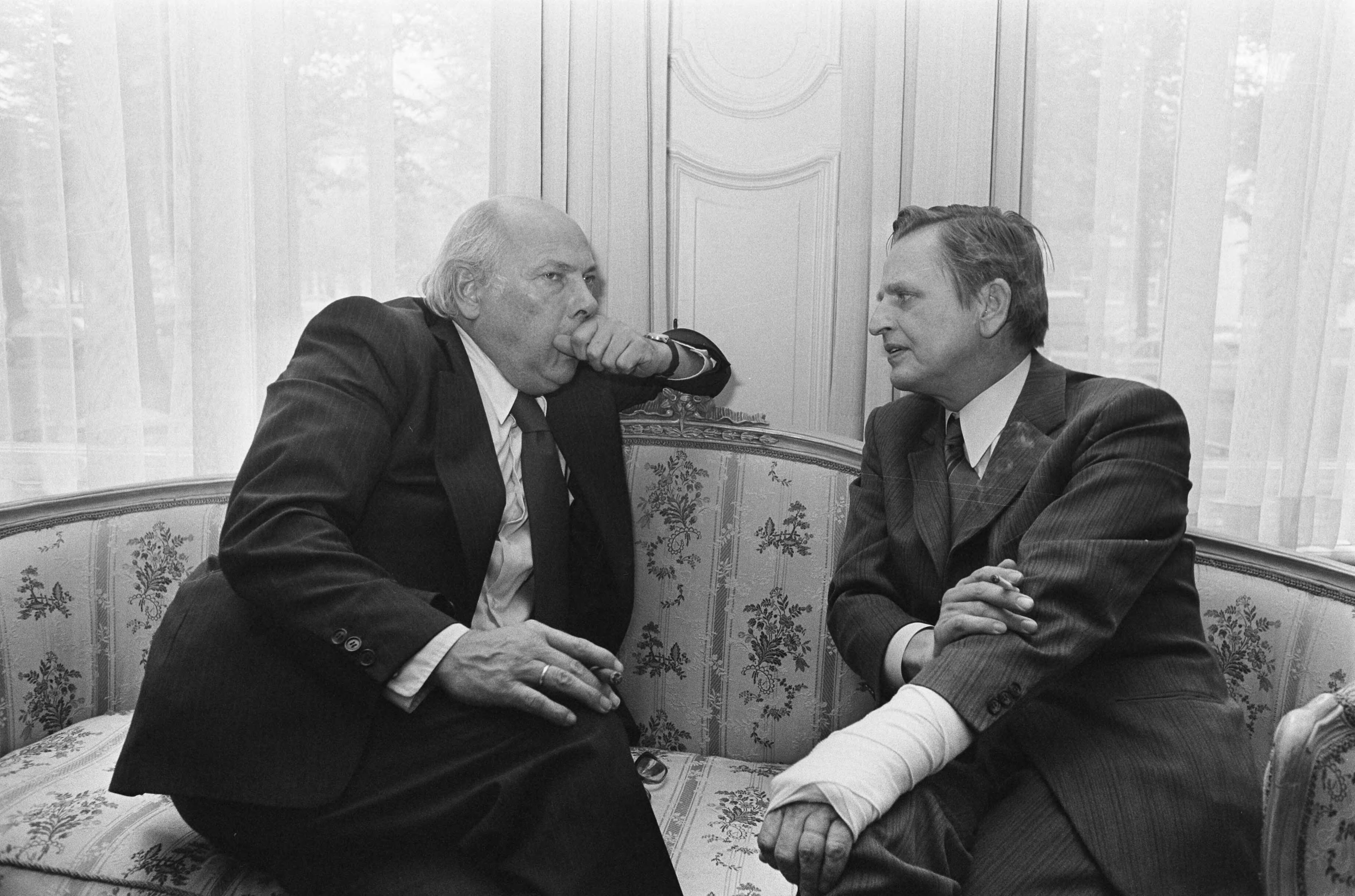 Fotocollectie Anefo — Premier Den Uyl (links) spreekt met premier Palme van Zweden op ambassade in Den Haag — Foto: Verhoeff, Bert / Anefo. Licentie: Set B: Rechtenvrij / Publiek Domein. Bron: Nationaal Archief. http://hdl.handle.net/10648/ac550ff0-d0b4-102d-bcf8-003048976d84