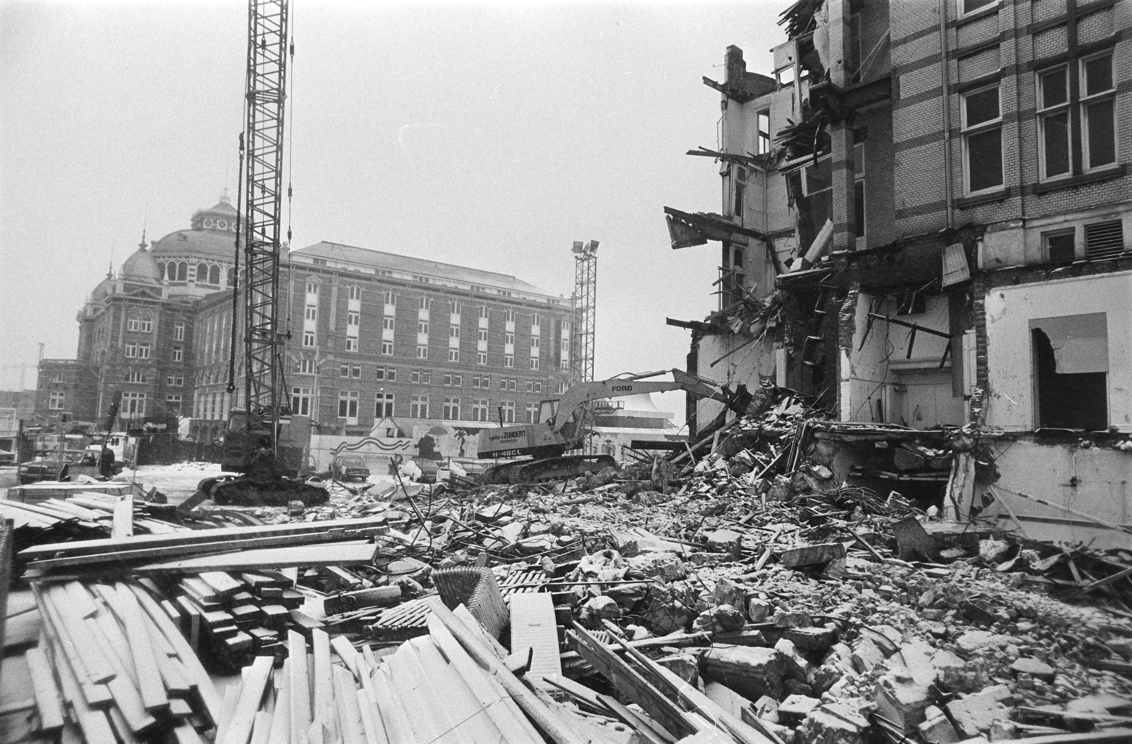 Fotocollectie Anefo — Exterieur Kurhaus, Scheveningen, met op voorgrond sloop Palace Hotel — Foto: Suyk, Koen / Anefo. Licentie: Set B: Rechtenvrij / Publiek Domein. Bron: Nationaal Archief. http://hdl.handle.net/10648/acc25952-d0b4-102d-bcf8-003048976d84