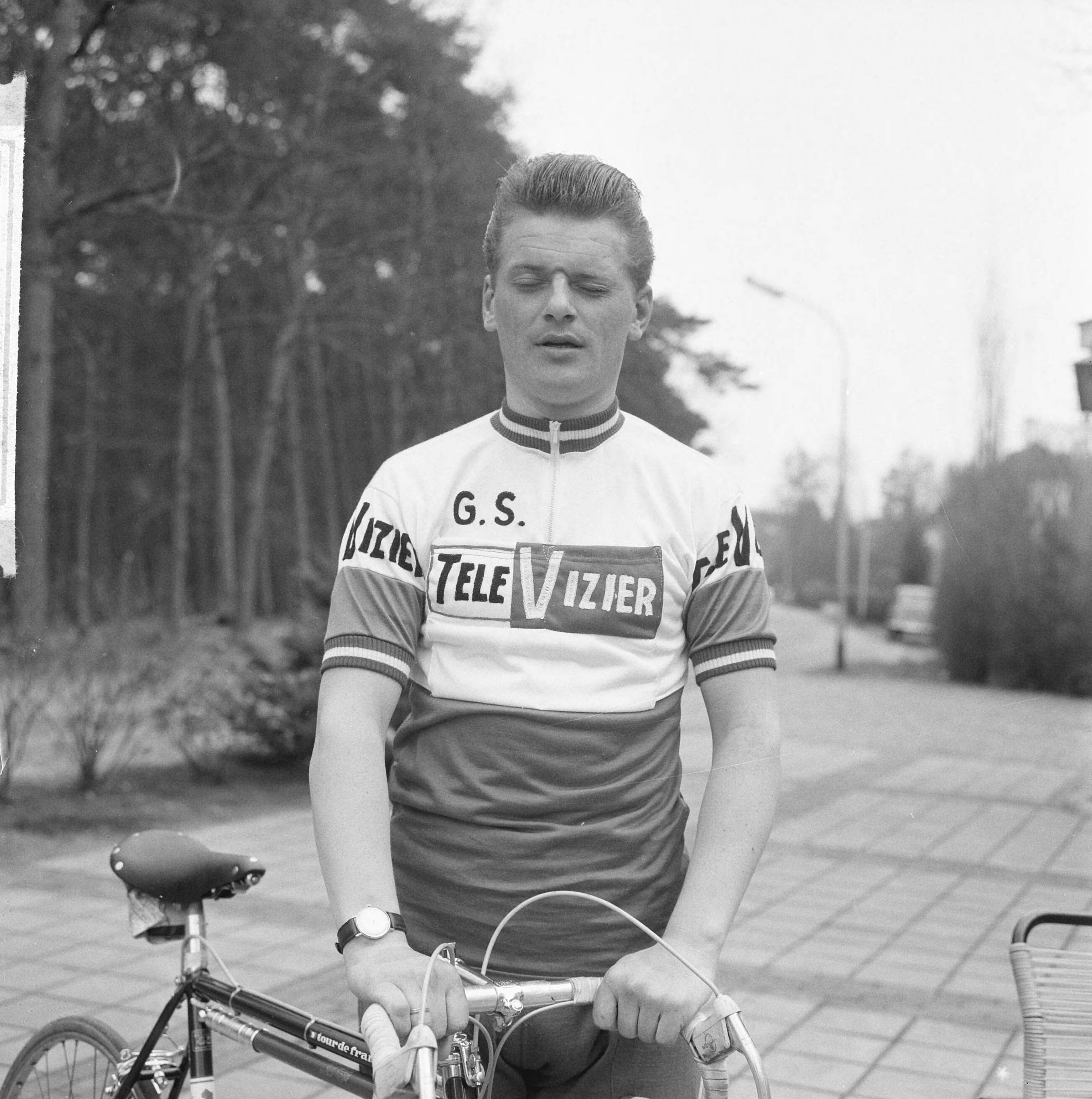 Fotocollectie Anefo — Nederlandse wielerploeg voor de Tour de France 1964 gepresenteerd, Jo de Haan met fiets — Foto: Pot, Harry / Anefo. Licentie: Set B: Rechtenvrij / Publiek Domein. Bron: Nationaal Archief. http://hdl.handle.net/10648/aa60eb56-d0b4-102d-bcf8-003048976d84