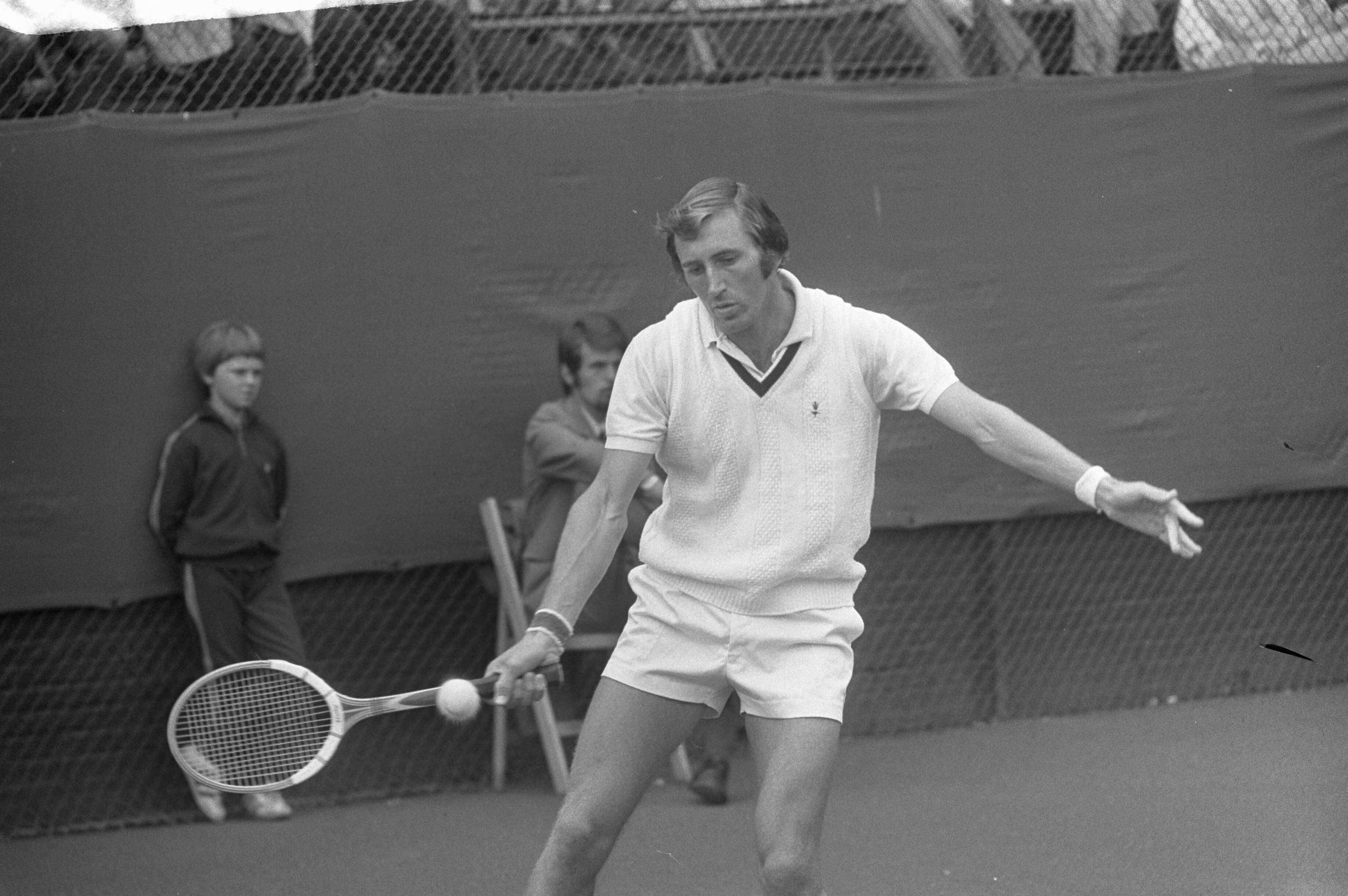 Fotocollectie Anefo — Internationale tenniskampioenschappen te Hilversum. Geza Varga? — Foto: Peters, Hans / Anefo. Licentie: Set B: Rechtenvrij / Publiek Domein. Bron: Nationaal Archief. http://hdl.handle.net/10648/abf0ec00-d0b4-102d-bcf8-003048976d84