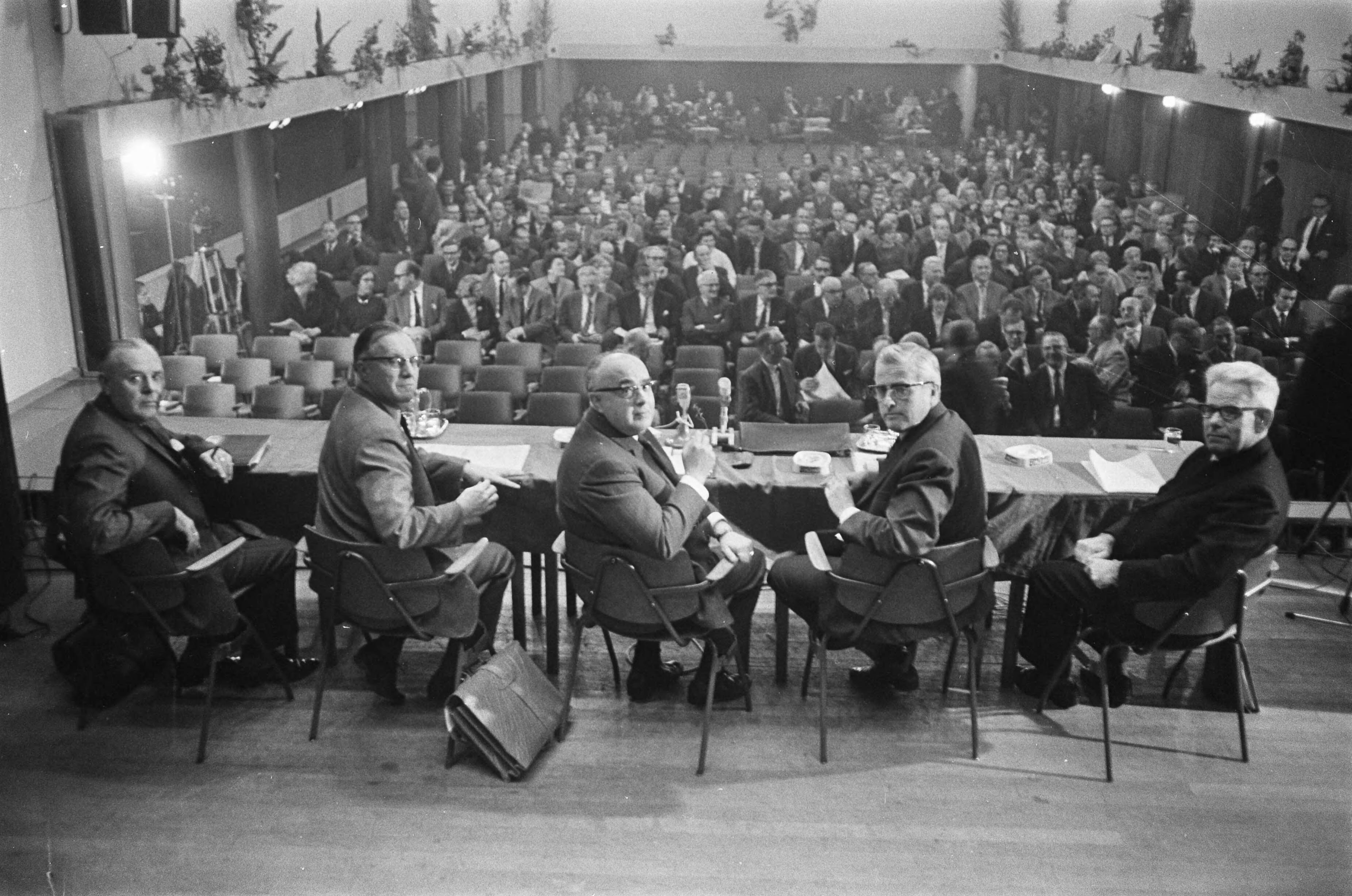 Fotocollectie Anefo — Ambtenaren protesteren tijdens vergadering. J. J. Landman , J. Metz , A. Weyters , J. ten Heuvelhof en A. van Rossen te Den Haag / — Foto: Koch, Eric / Anefo. Licentie: Set B: Rechtenvrij / Publiek Domein. Bron: Nationaal Archief. http://hdl.handle.net/10648/ab2aaa54-d0b4-102d-bcf8-003048976d84