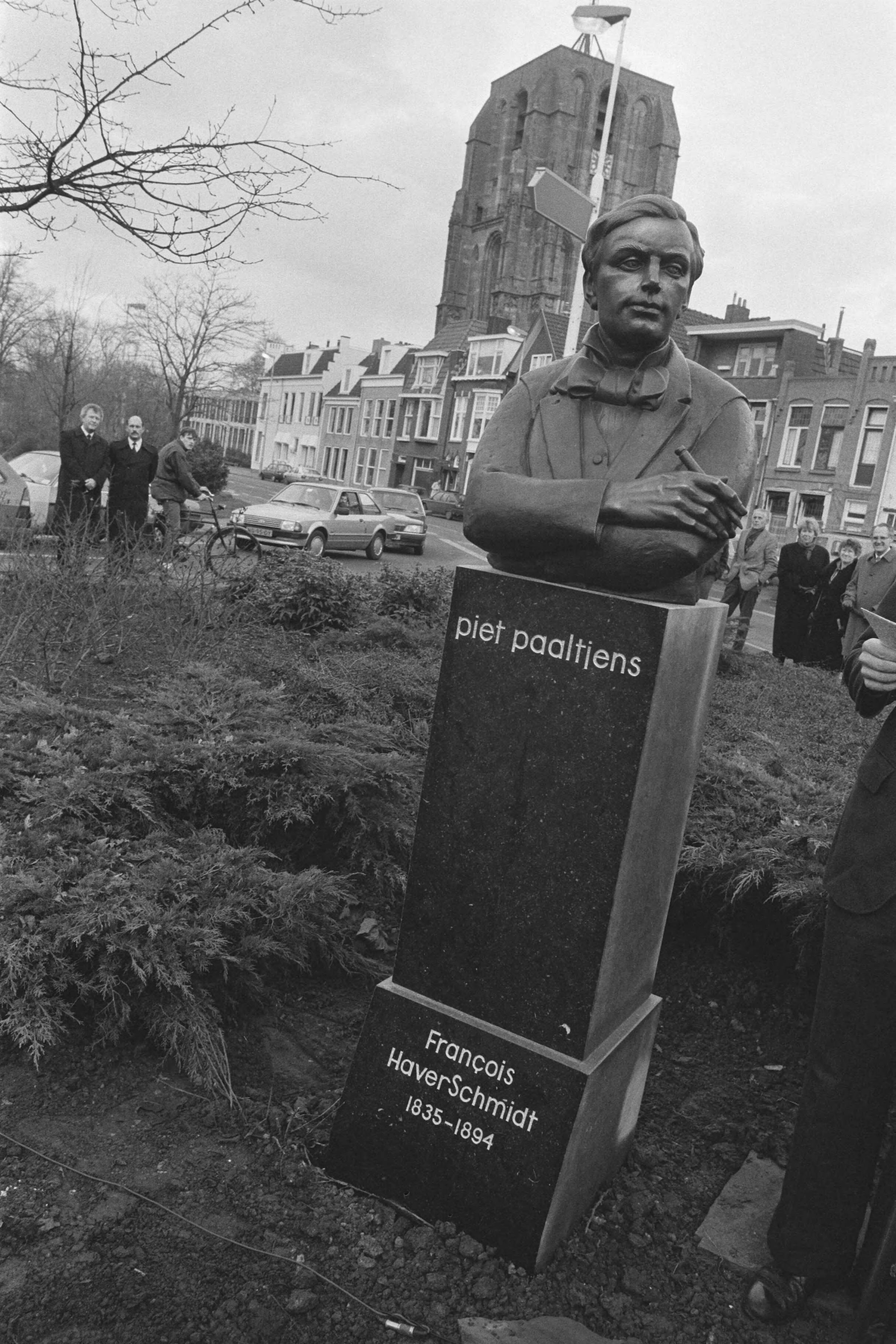 Fotocollectie Anefo — Standbeeld Francois Haverschmidt ( Piet Paaltjens ) onthuld in Leeuwarden door burgemeester Te Loo ; standbeeld Piet Paaltjens — Foto: Bogaerts, Rob / Anefo. Licentie: Set B: Rechtenvrij / Publiek Domein. Bron: Nationaal Archief. http://hdl.handle.net/10648/ad5a7df4-d0b4-102d-bcf8-003048976d84
