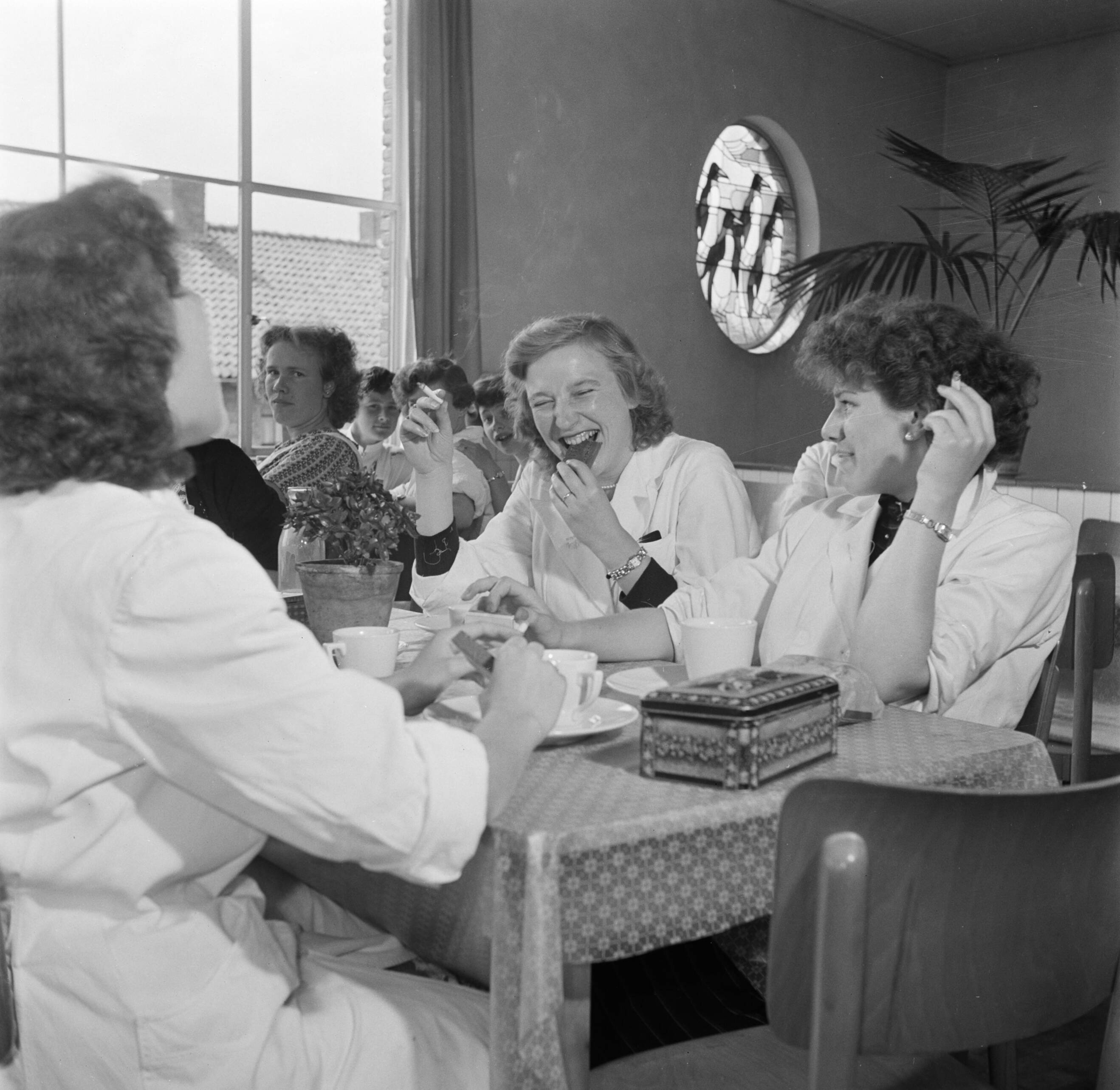 Reportage Kerko Haarlem — De kantine van Kerko — Foto: Poll, Willem van de. Licentie: Set B: Rechtenvrij / Publiek Domein. Bron: Nationaal Archief. http://hdl.handle.net/10648/aecbd7f0-d0b4-102d-bcf8-003048976d84