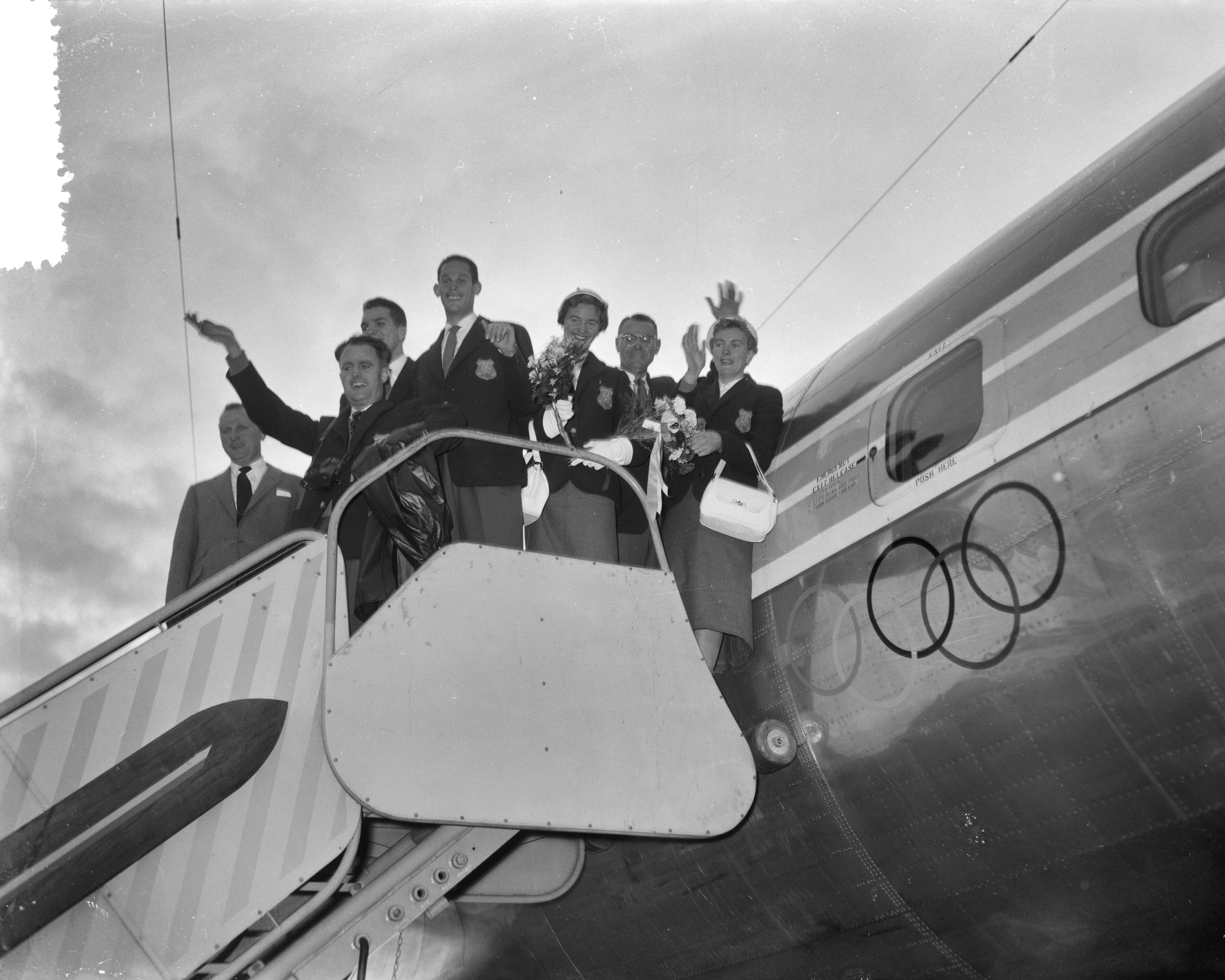Fotocollectie Anefo — Vertrek op Schiphol van Nederlandse deelnemers aan de Olympische Spelen in Melbourne. Vlnr. directeur NOC, dr. W. Van Zijl , Eef Kamerbeek , Henk Visser , Puck van Duyne-Brouwer, KNAU coach J. Grotewaal en Dini Hobers — Foto: Pot, Harry / Anefo. Licentie: Set B: Rechtenvrij / Publiek Domein. Bron: Nationaal Archief. http://hdl.handle.net/10648/a951b0c4-d0b4-102d-bcf8-003048976d84
