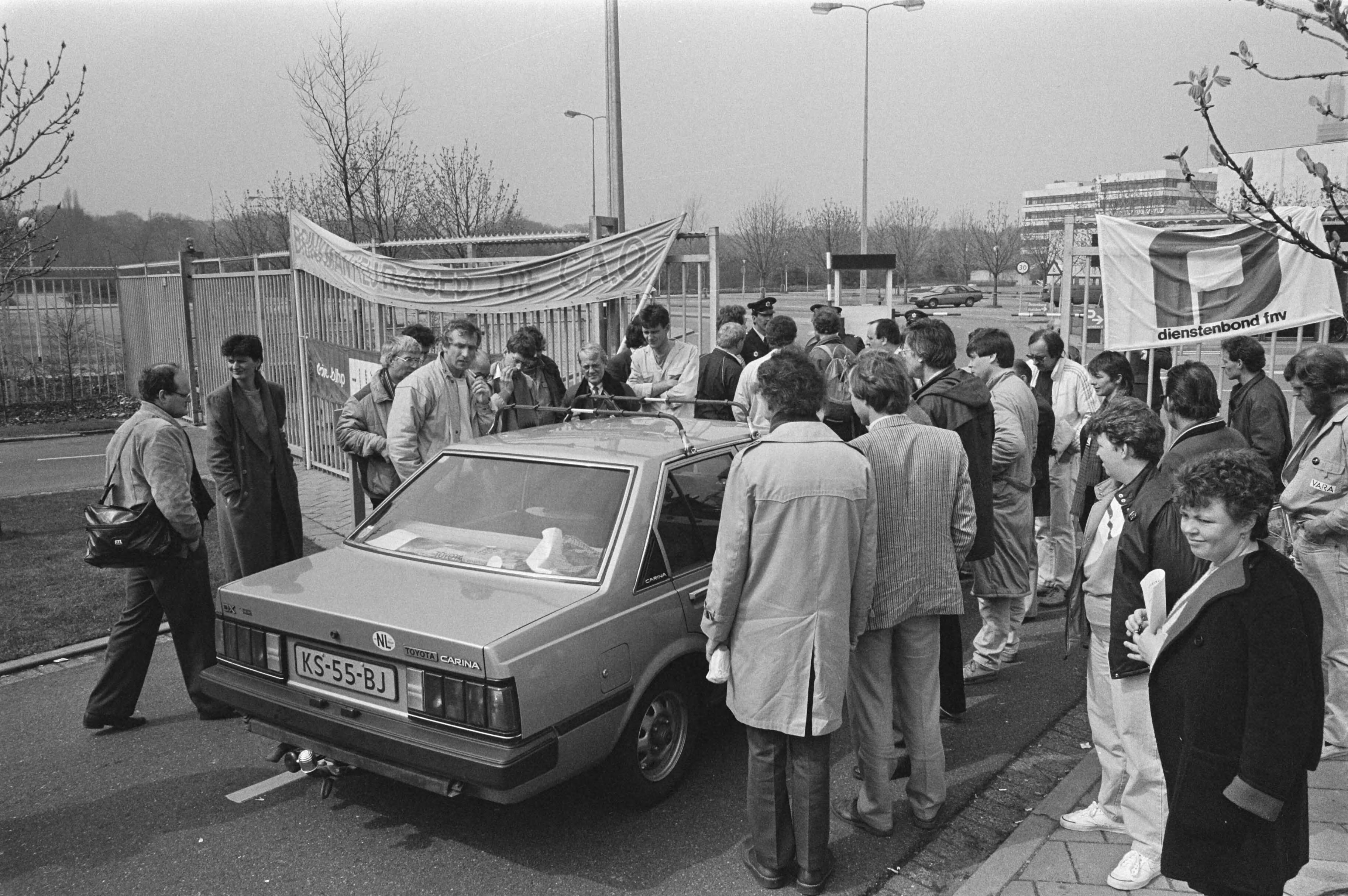 Fotocollectie Anefo — Staking omroeppersoneel tegen afwijzing omroep CAO; postende stakers — Foto: Croes, Rob C. / Anefo. Licentie: Set B: Rechtenvrij / Publiek Domein. Bron: Nationaal Archief. http://hdl.handle.net/10648/ad45864c-d0b4-102d-bcf8-003048976d84