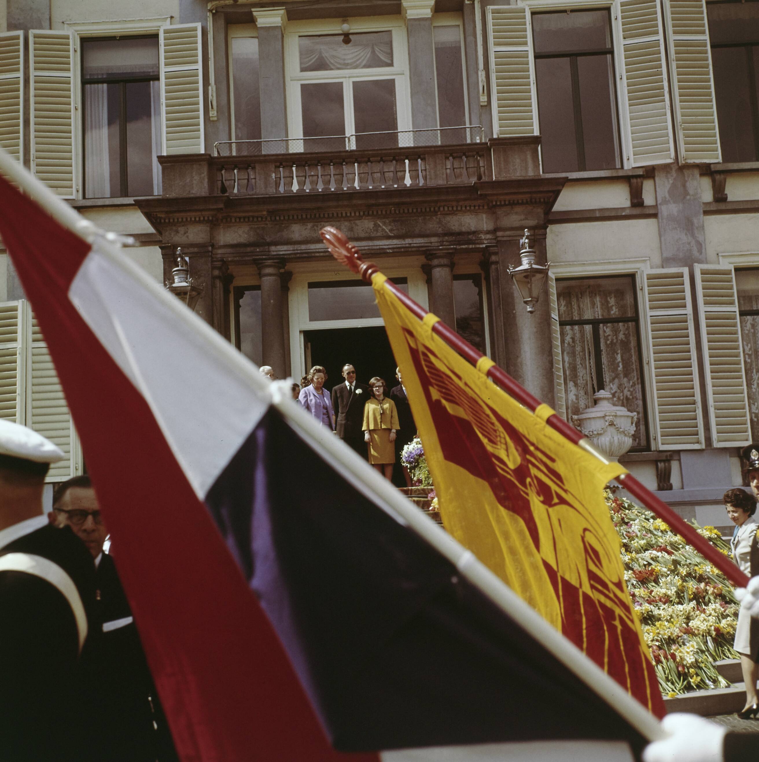 Fotocollectie Anefo — Koninginnedag 1964. Defilé paleis Soestdijk — Foto: Fotograaf Onbekend / Anefo. Licentie: Set B: Rechtenvrij / Publiek Domein. Bron: Nationaal Archief. http://hdl.handle.net/10648/ad8c4f46-d0b4-102d-bcf8-003048976d84