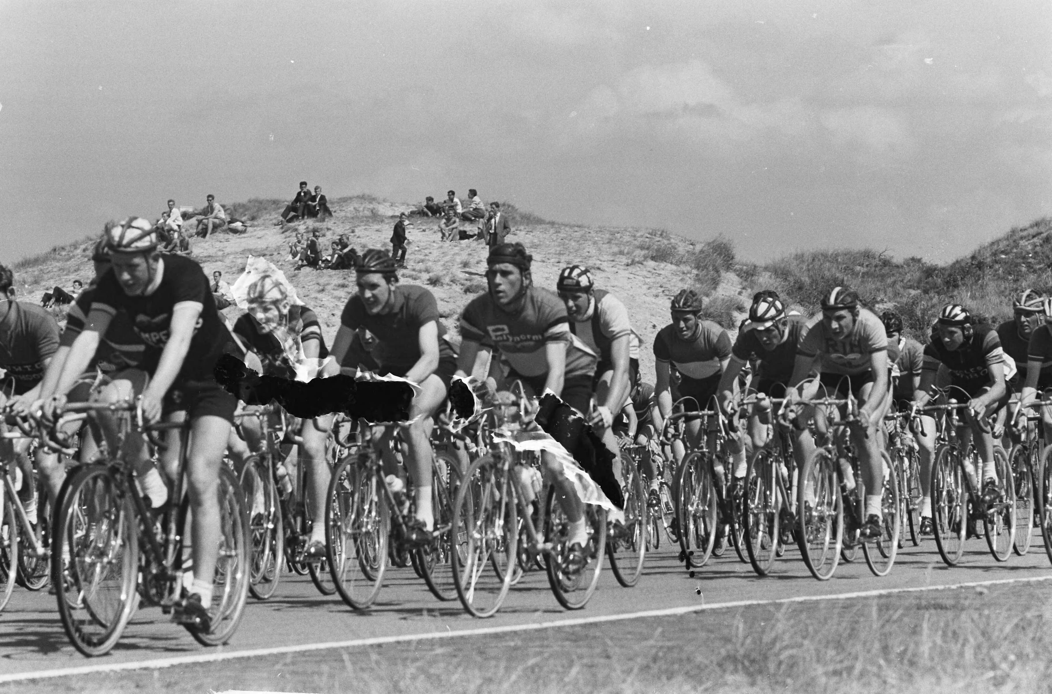Fotocollectie Anefo — Wielrennen circuit op Zandvoort, de renners in de tarzanbocht — Foto: Pot, Harry / Anefo. Licentie: Set B: Rechtenvrij / Publiek Domein. Bron: Nationaal Archief. http://hdl.handle.net/10648/aa126f58-d0b4-102d-bcf8-003048976d84