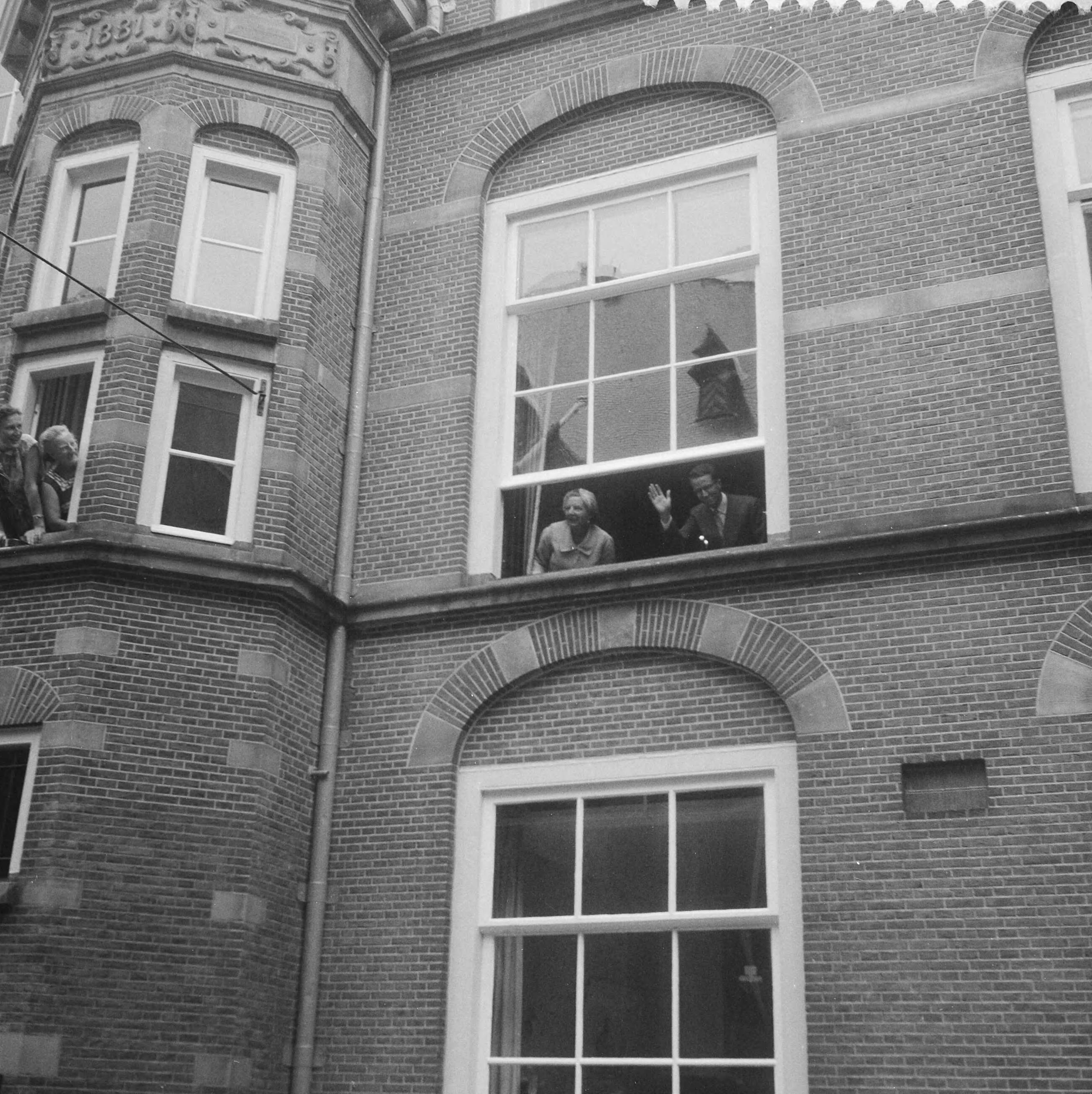 Staatsbezoek koning Boudewijn 1959 — Derde dag van het bezoek van koning Boudewijn bezoek aan Den Haag. Aankomst bij stadhuis — Foto: Noske, J.D. / Anefo. Licentie: Set B: Rechtenvrij / Publiek Domein. Bron: Nationaal Archief. http://hdl.handle.net/10648/a998923c-d0b4-102d-bcf8-003048976d84