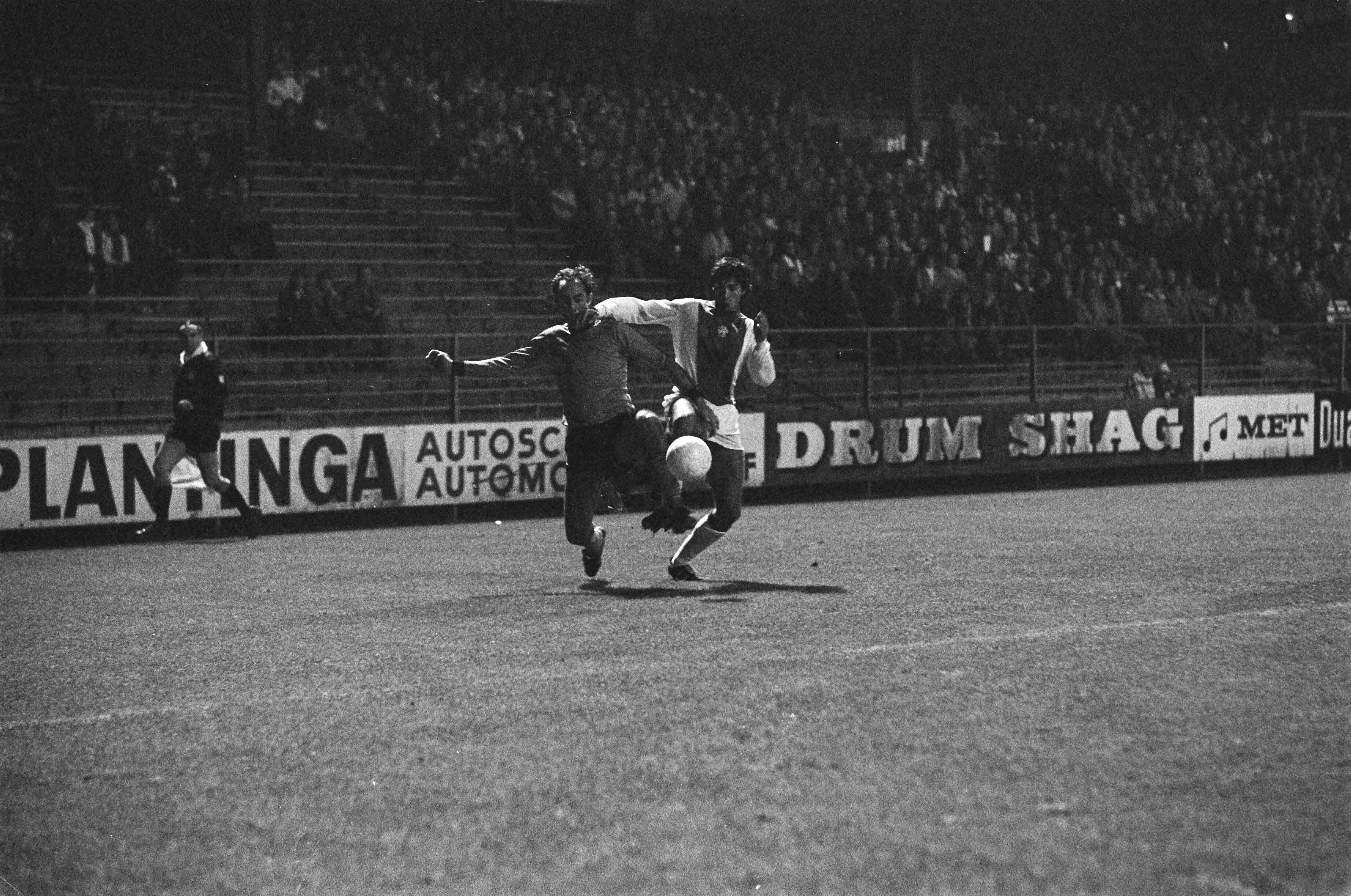 Fotocollectie Anefo — Ajax tegen Volendam 7-3, spelmomenten — Foto: Croes, Rob C. / Anefo. Licentie: Set B: Rechtenvrij / Publiek Domein. Bron: Nationaal Archief. http://hdl.handle.net/10648/acc0abb6-d0b4-102d-bcf8-003048976d84