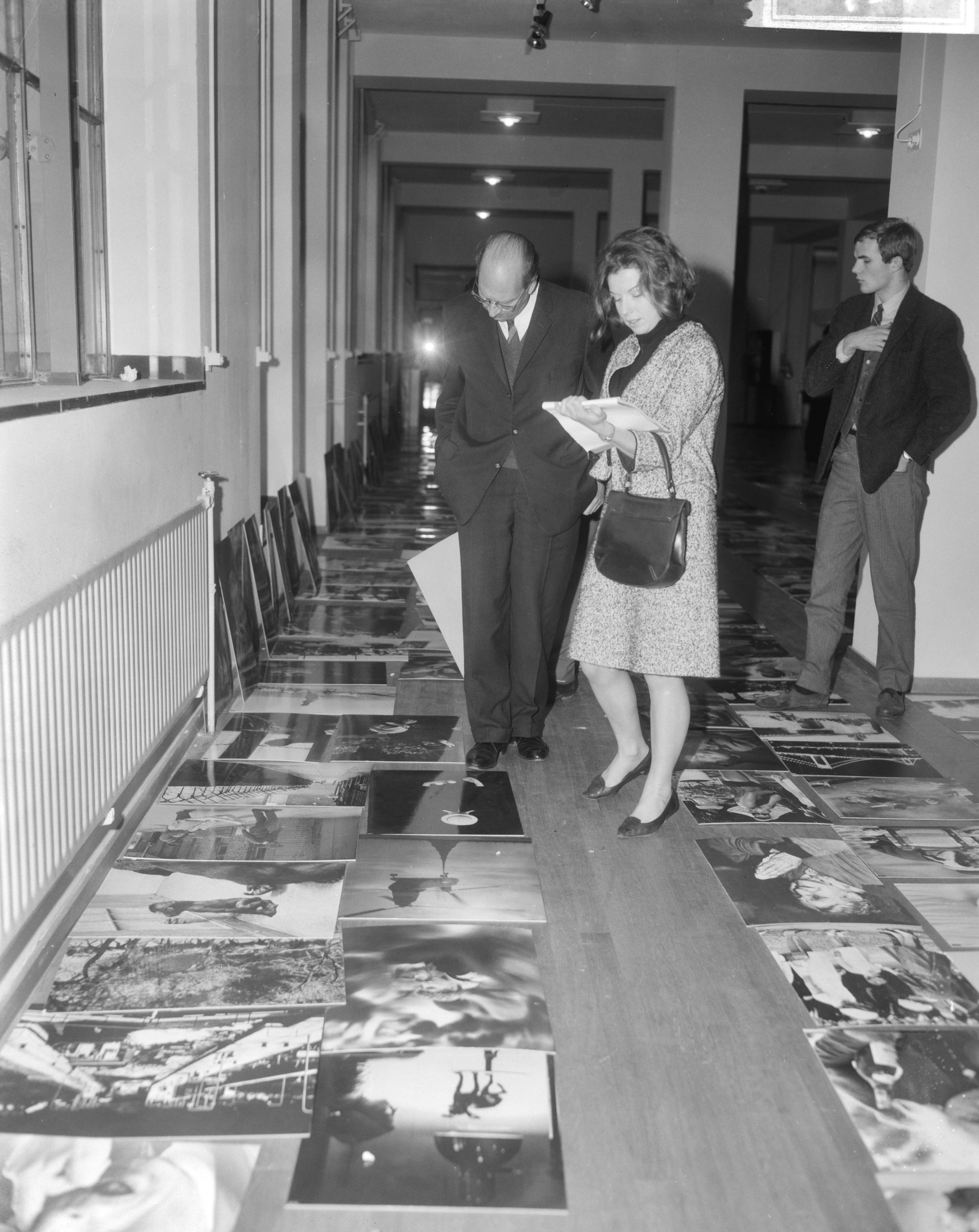Fotocollectie Anefo — Fotografiewedstrijd World Press Photo in het Gemeentemuseum te Den Haag; de internationale jury aan het werk — Foto: Bilsen, Joop van / Anefo. Licentie: Set B: Rechtenvrij / Publiek Domein. Bron: Nationaal Archief. http://hdl.handle.net/10648/aad0fa90-d0b4-102d-bcf8-003048976d84