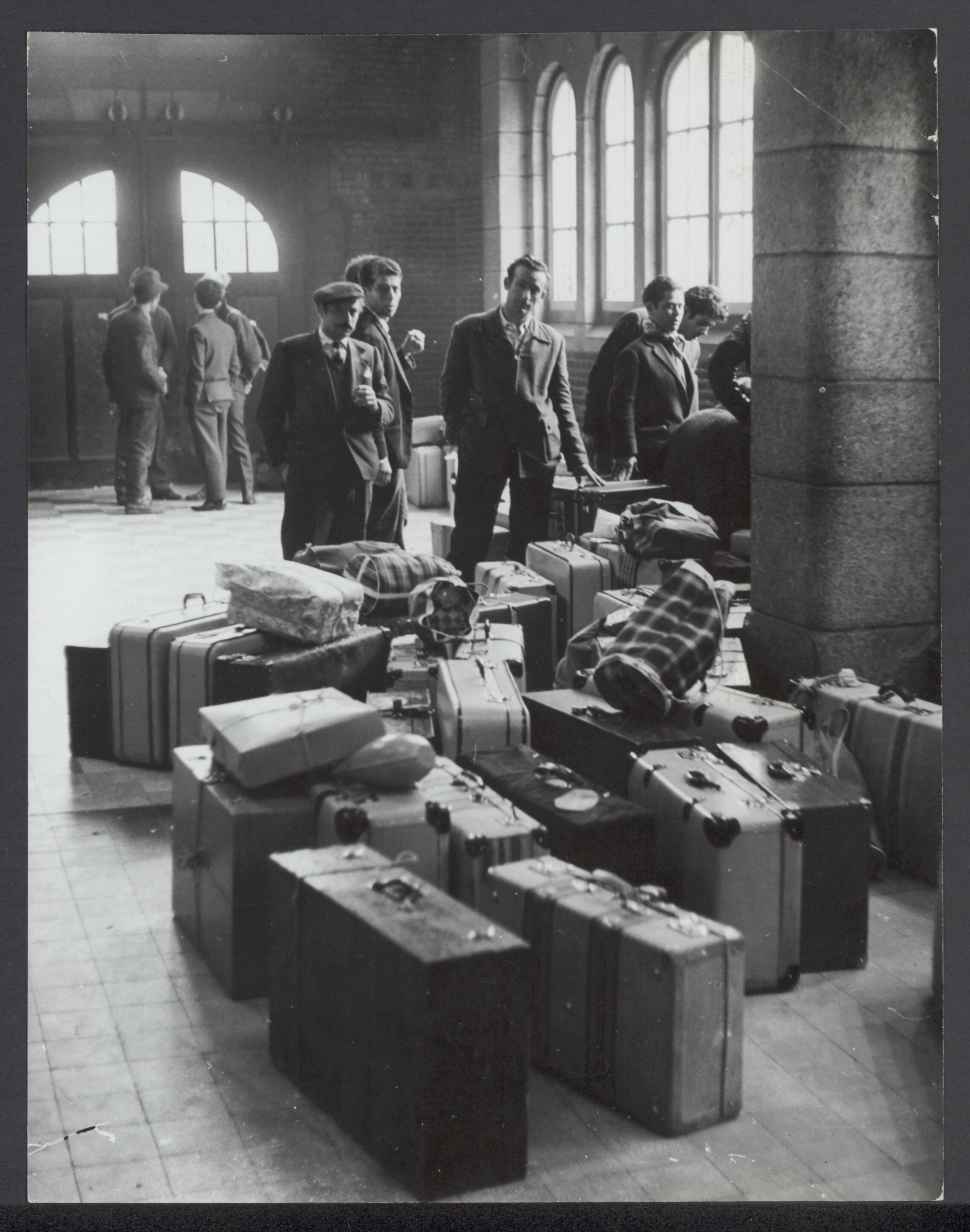 Fotocollectie Rijksvoorlichtingsdienst Eigen — Spaanse arbeiders terug naar Spanje. In de hal van het station van Maastricht wachten de mijnwerkers — Foto: Nijs, Jac. de / Anefo. Licentie: Set B: Rechtenvrij / Publiek Domein. Bron: Nationaal Archief. http://hdl.handle.net/10648/af25218e-d0b4-102d-bcf8-003048976d84