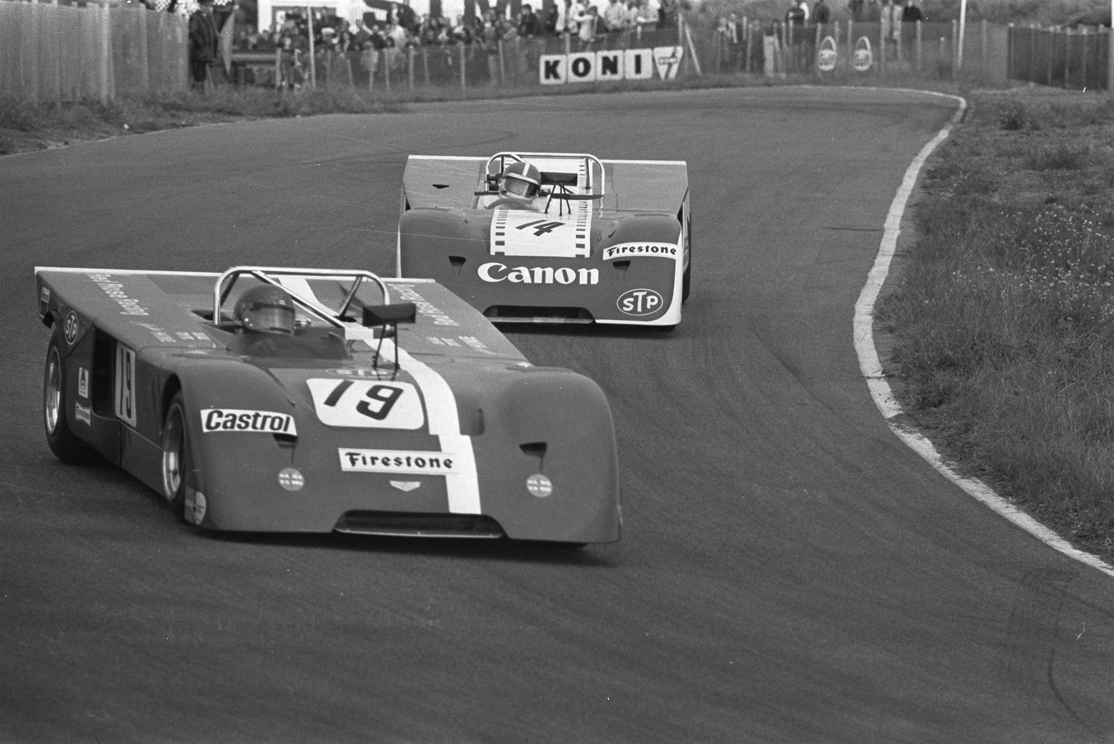 Fotocollectie Anefo — Autoraces "Trophy of the Dunes" , Zandvoort, (l) John Hine (in nr. 19) en Ed Swart (in nr. 14) (r) — Foto: Evers, Joost / Anefo. Licentie: Set B: Rechtenvrij / Publiek Domein. Bron: Nationaal Archief. http://hdl.handle.net/10648/abd0563e-d0b4-102d-bcf8-003048976d84