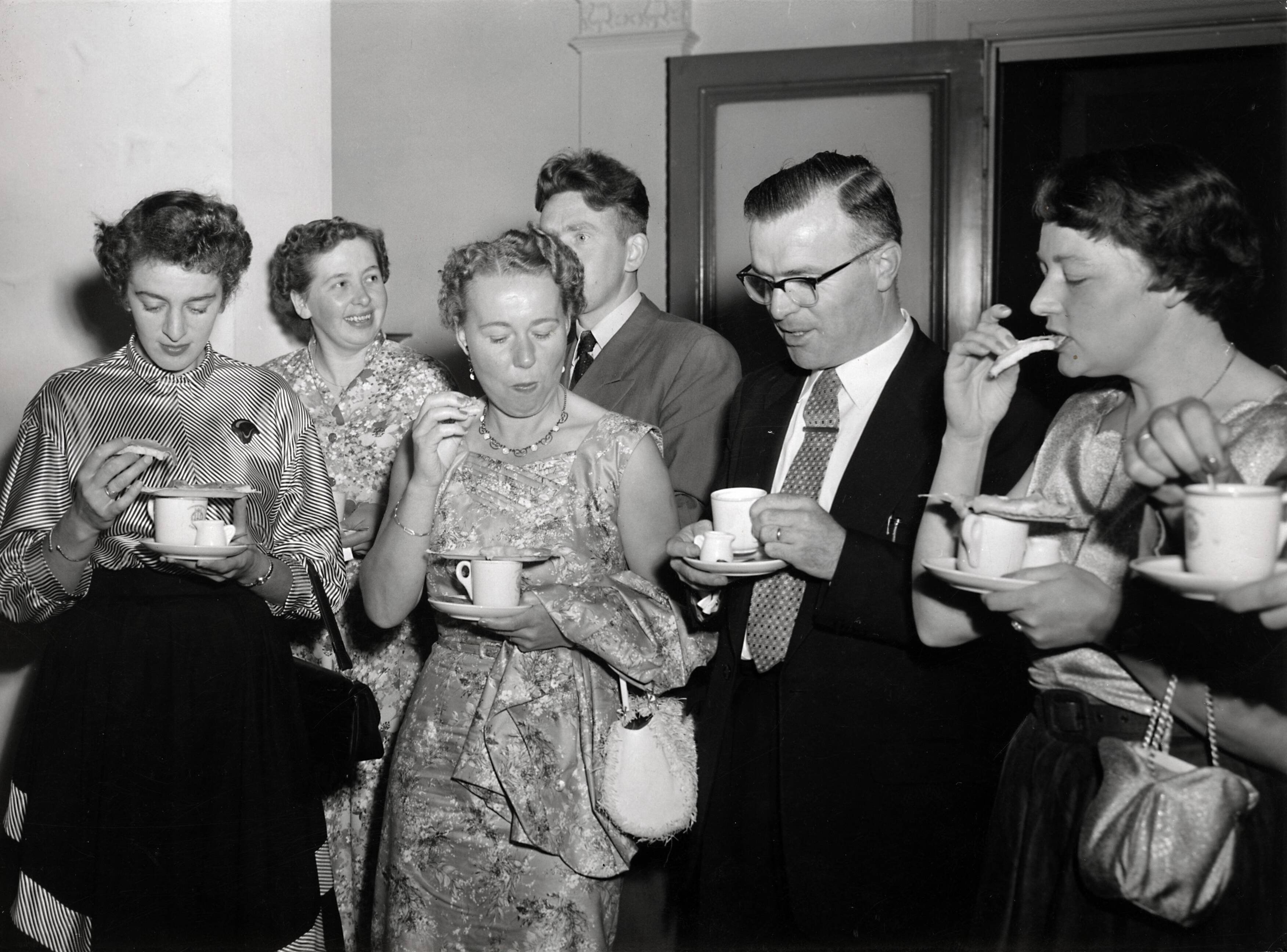 Collectie nader te bepalen — [50-jarig jubileum N.V. De Spaarnestad] [Receptie in de Vleeshal te Haarlem?] — Foto: Fotograaf Onbekend / Fotobureau onbekend / Spaarnestad Photo (05887). Licentie: Set B: Rechtenvrij / Publiek Domein. Bron: Nationaal Archief. http://hdl.handle.net/10648/35429da6-3a7b-a382-e063-6df0900a6686