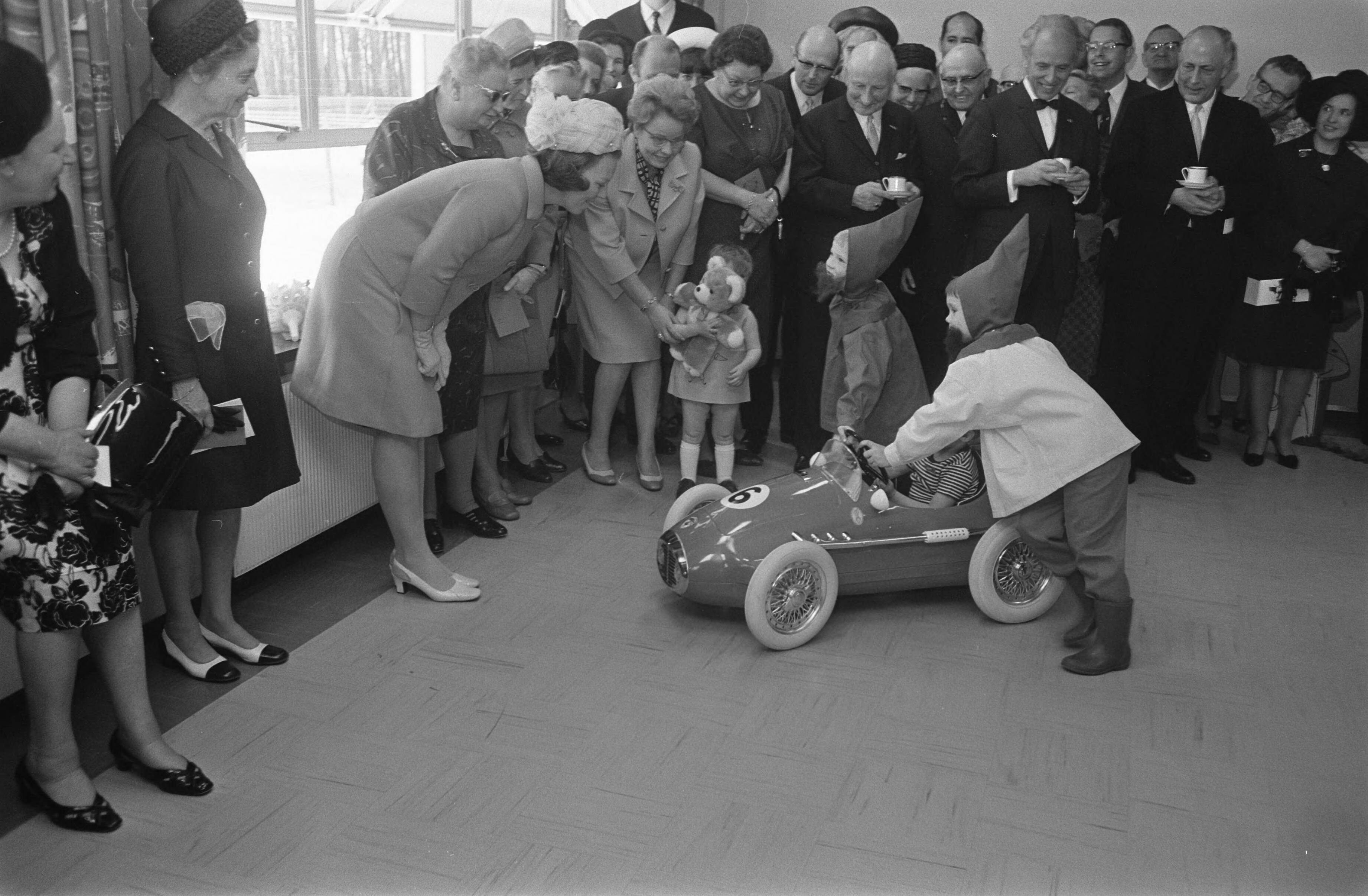 Fotocollectie Anefo — HKH Prinses Beatrix opent kleuterhuis van de Krabbenboss en geeft het de naam Prins Willem Alexander huis te Breda Pr. Beatrix kreeg bloemen van Jantje Dufkues / — Foto: Koch, Eric / Anefo. Licentie: Set B: Rechtenvrij / Publiek Domein. Bron: Nationaal Archief. http://hdl.handle.net/10648/ab6799dc-d0b4-102d-bcf8-003048976d84