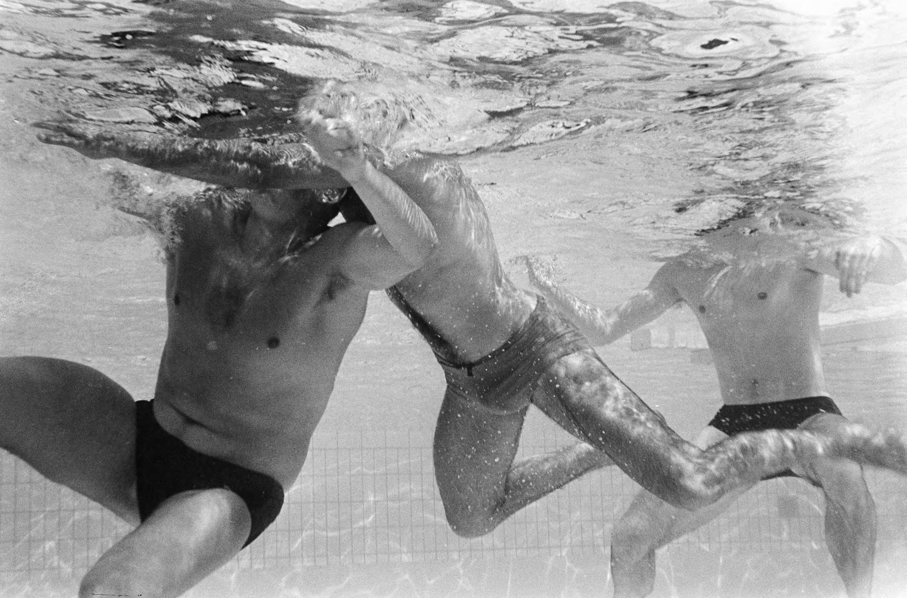 Fotocollectie Anefo — Europese Zwemkampioenschappen te Utrecht, waterpolo, onder water — Foto: Kroon, Ron / Anefo. Licentie: Set B: Rechtenvrij / Publiek Domein. Bron: Nationaal Archief. http://hdl.handle.net/10648/aaf75dde-d0b4-102d-bcf8-003048976d84