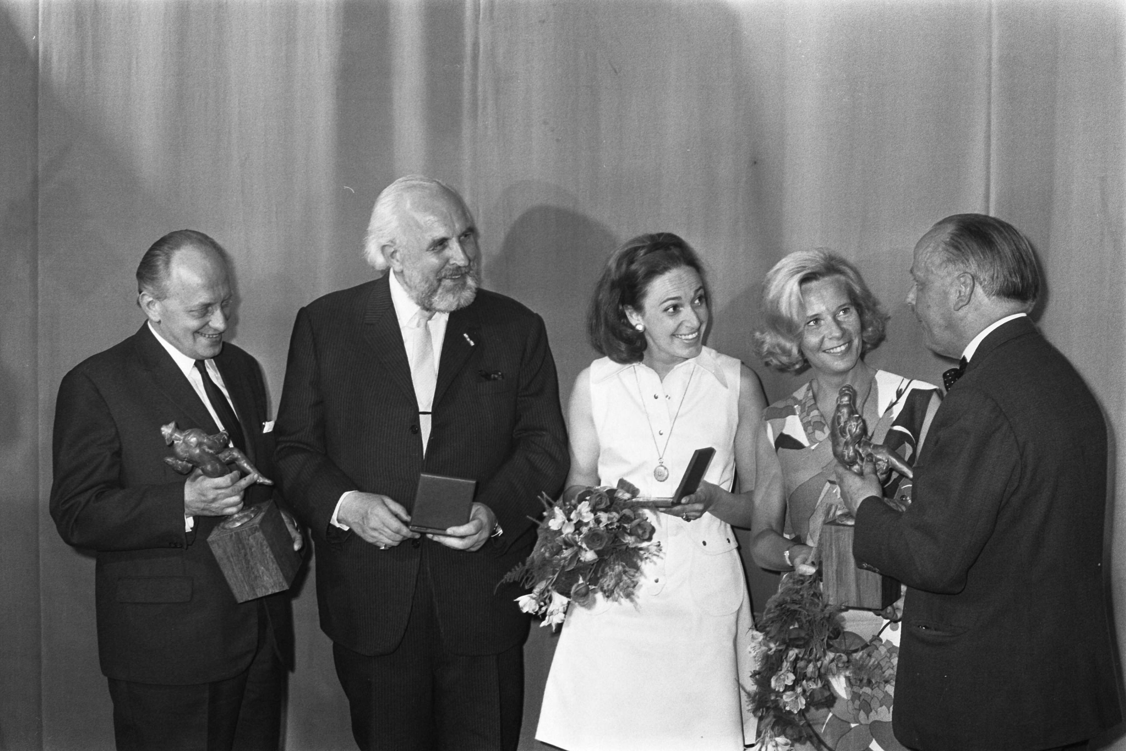 Fotocollectie Anefo — Jaarlijkse toneelprijzen Den Haag Reinink (vz Holland Festival ) reikte prijzen uit v.d. made (Arlecchino), Tiemijer ( Louis d"Or ), — Foto: Verhoeff, Bert / Anefo. Licentie: Set B: Rechtenvrij / Publiek Domein. Bron: Nationaal Archief. http://hdl.handle.net/10648/ab6d9ed6-d0b4-102d-bcf8-003048976d84