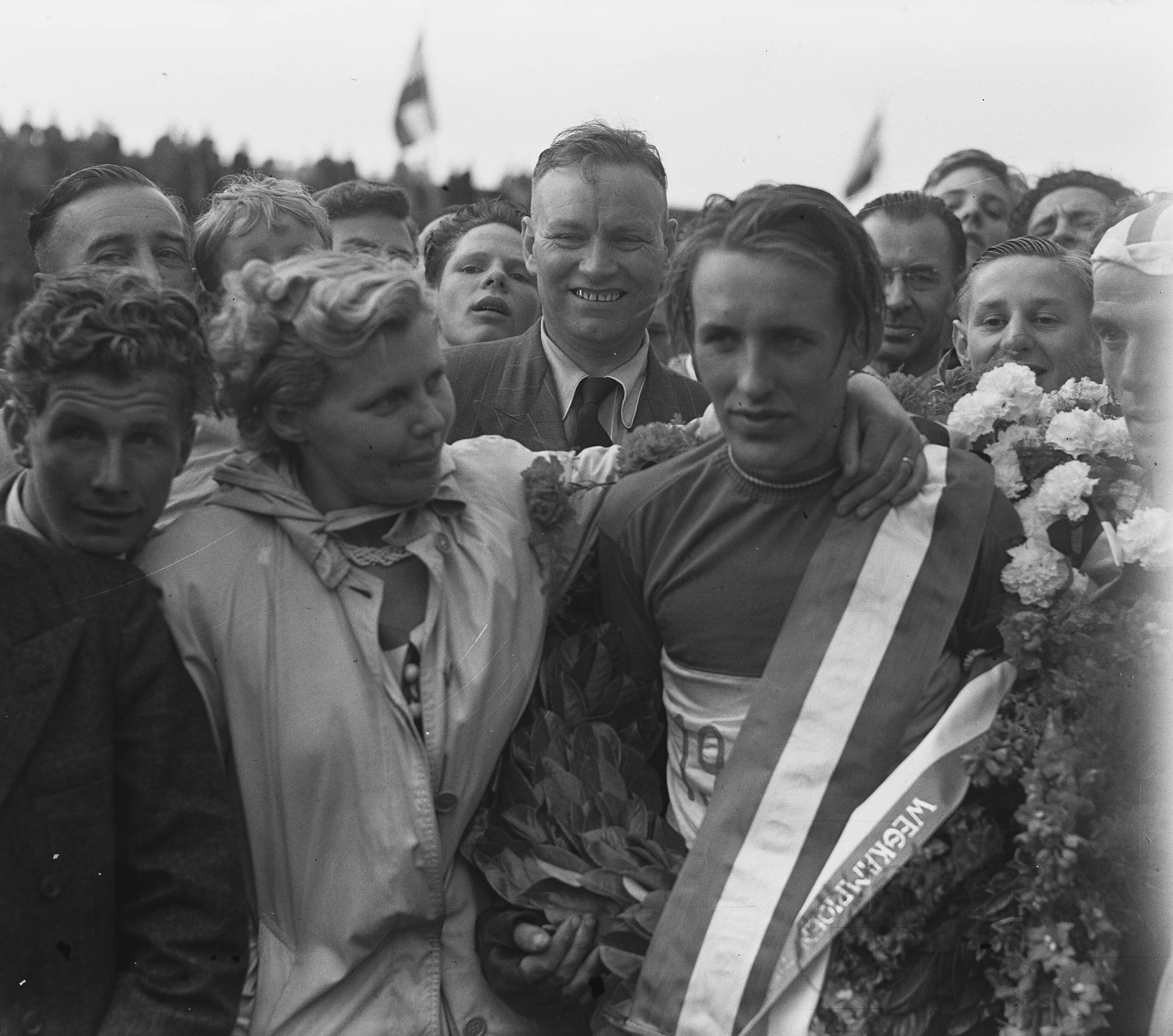 Nederlands kampioenschap wielrennen voor amateurs 1951 — Nederlands kampioenschap wielrennen voor amateurs op het circuit van Zandvoortt. Winnaar Piet van Roon met zijn moeder — Foto: Noske, J.D. / Anefo. Licentie: Set B: Rechtenvrij / Publiek Domein. Bron: Nationaal Archief. http://hdl.handle.net/10648/a8ecca10-d0b4-102d-bcf8-003048976d84