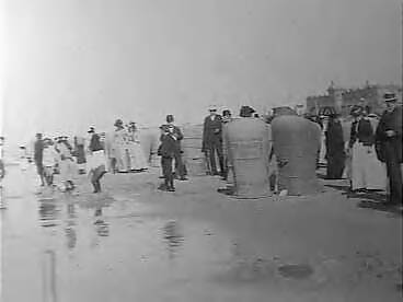 Fotocollectie Elsevier Binnenland — Kinderen en volwassenen vermaken zich op het strand van Scheveningen aan de vloedlijn — Foto: Onbekend / Publiek Domein of Rechtenvrij. Licentie: Set B: Rechtenvrij / Publiek Domein. Bron: Nationaal Archief. http://hdl.handle.net/10648/addf88be-d0b4-102d-bcf8-003048976d84