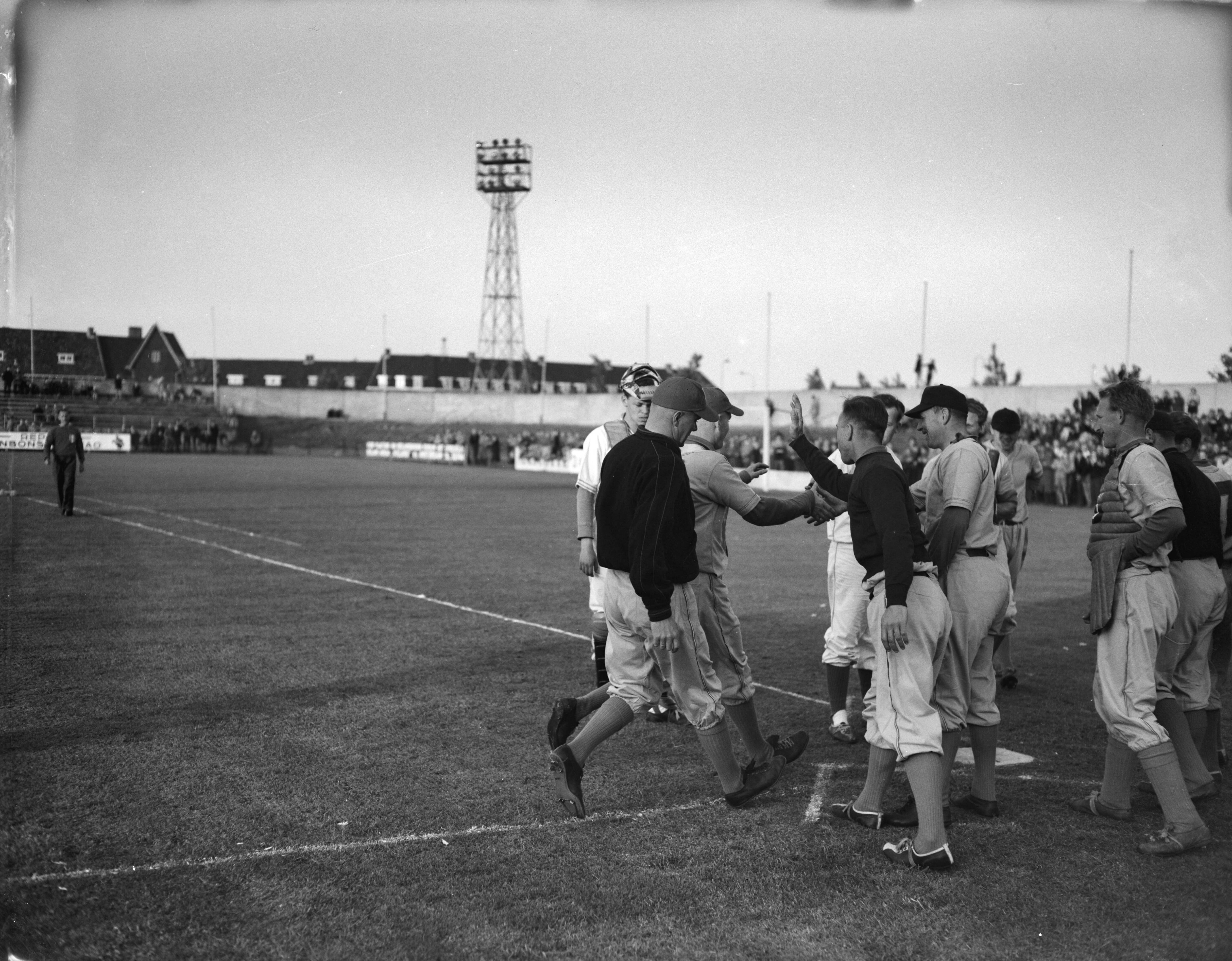 Fotocollectie Anefo — Honkbal. Haarlem tegen Amsterdam 12-10. Spelmoment — Foto: Rossem, Wim van / Anefo. Licentie: Set B: Rechtenvrij / Publiek Domein. Bron: Nationaal Archief. http://hdl.handle.net/10648/a949579e-d0b4-102d-bcf8-003048976d84