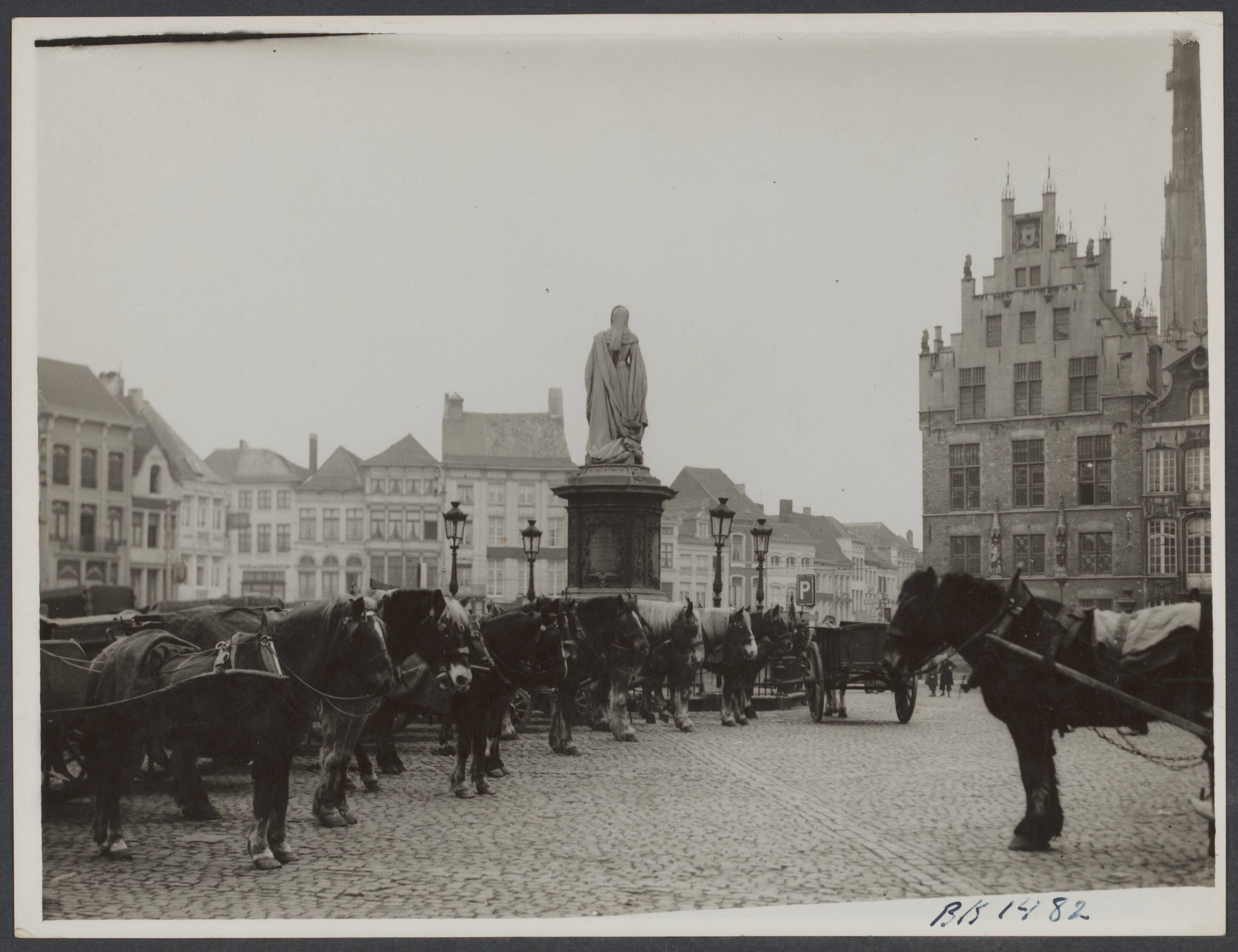 Mechelen — Mechelen. Paarden en wagens op de Grote Markt bij het standbeeld van Margaretha van Oostenrijk. Rechts de zijgevel van het postkantoor — Foto: Onbekend / Publiek Domein of Rechtenvrij. Licentie: Set B: Rechtenvrij / Publiek Domein. Bron: Nationaal Archief. http://hdl.handle.net/10648/340a2fb2-f91e-d09e-29f5-455b70e384ac