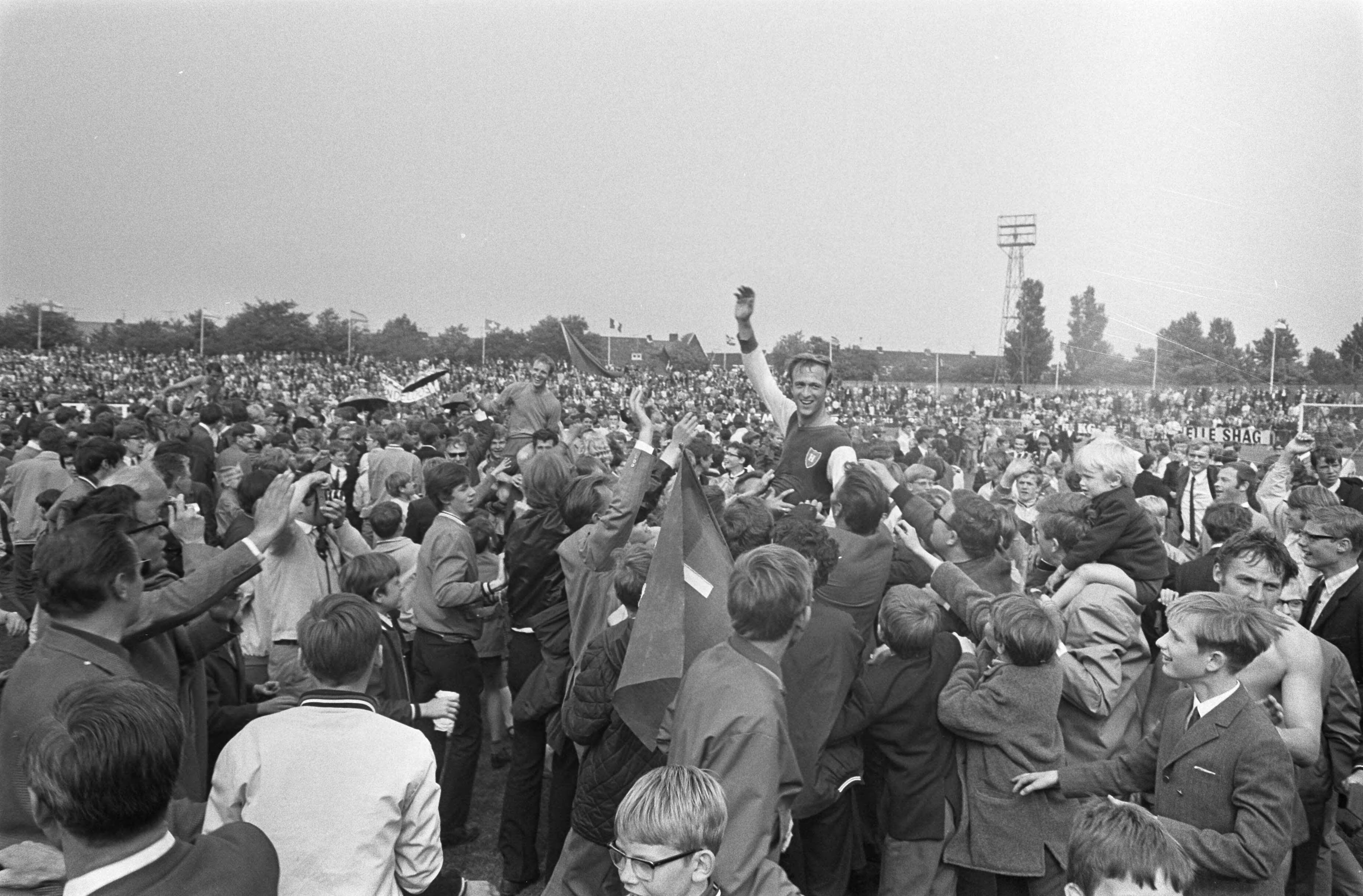 Fotocollectie Anefo — Haarlem tegen Helmond Sport 3-0, Haarlem naar de eredivis spelers op de schouders genomen, links Hoeben en rechts keeper Houtkoper — Foto: Evers, Joost / Anefo. Licentie: Set B: Rechtenvrij / Publiek Domein. Bron: Nationaal Archief. http://hdl.handle.net/10648/ab6c5454-d0b4-102d-bcf8-003048976d84