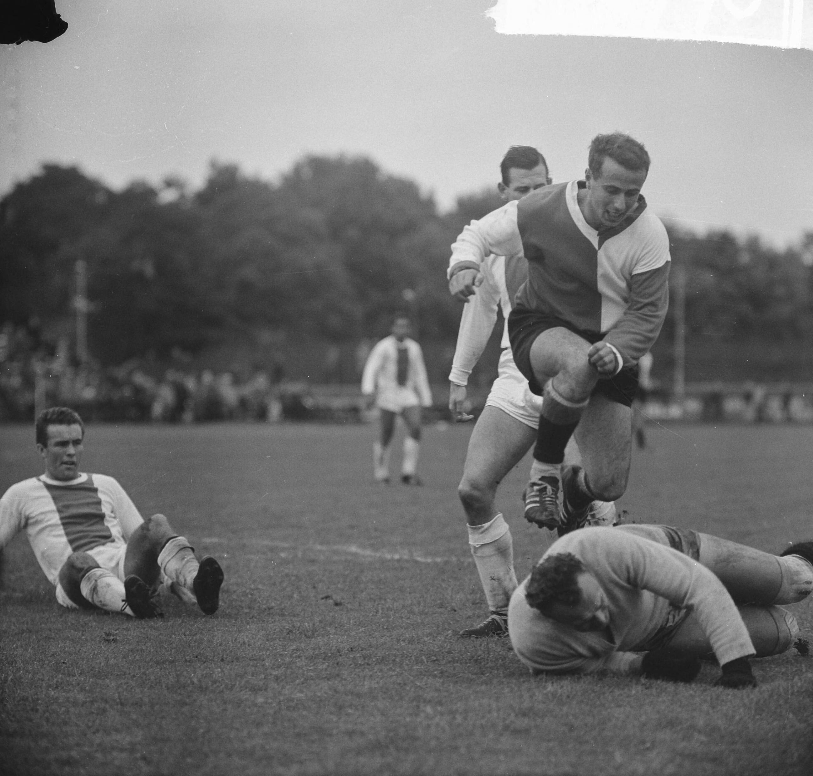 Fotocollectie Anefo — Voetbal. FC Hilversum tegen Feijenoord 0-4. Spelmoment, Frans Bouwmeester in duel met keeper Van Maren (Hilversum). Links (liggend) Gerard Hogenbirk (Hilversum) — Foto: Nijs, Jac. de / Anefo. Licentie: Set B: Rechtenvrij / Publiek Domein. Bron: Nationaal Archief. http://hdl.handle.net/10648/aa477996-d0b4-102d-bcf8-003048976d84