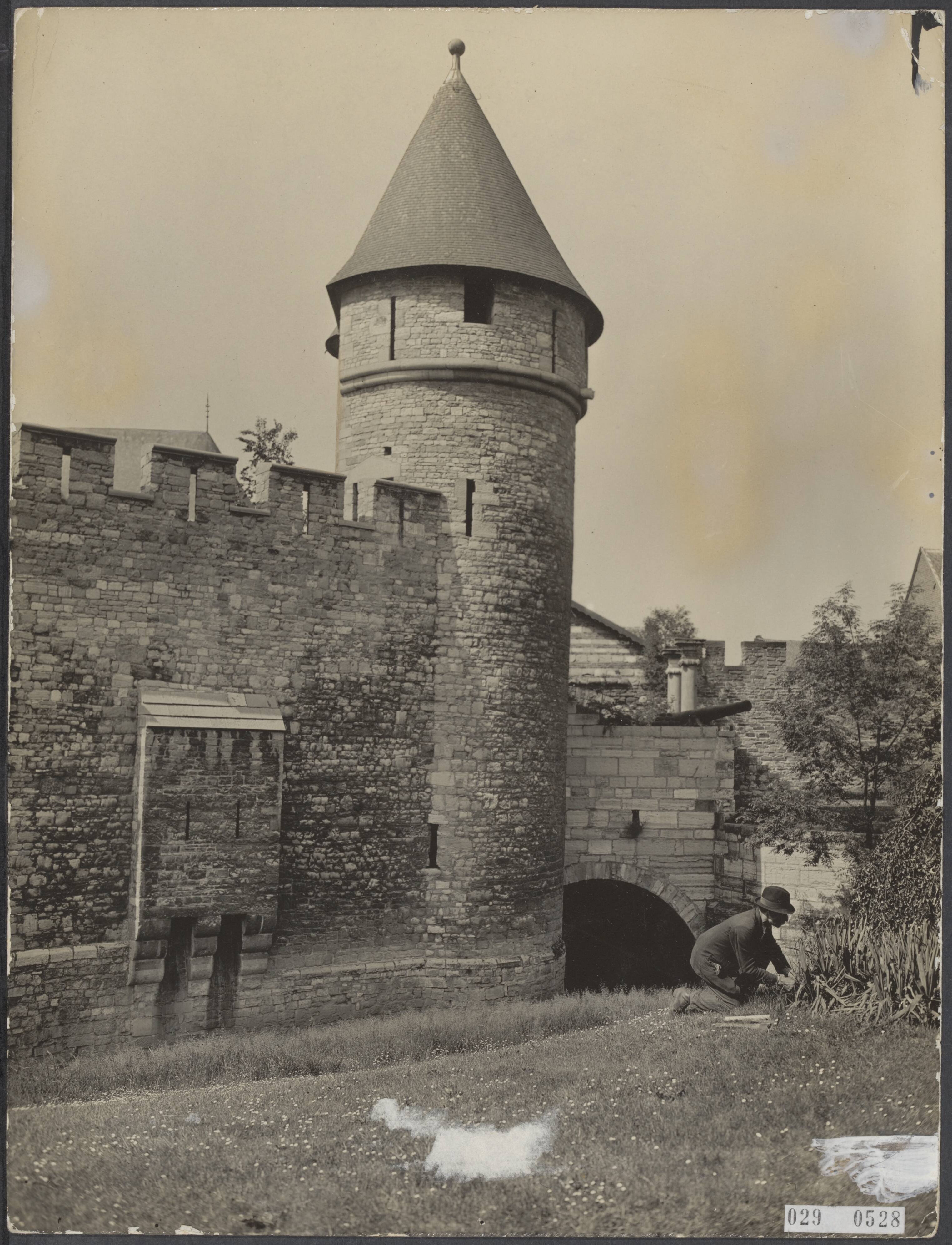 Fotocollectie Elsevier Binnenland — De Pater Vinktoren achter "die Swesteren" te Maastricht — Foto: Onbekend / Publiek Domein of Rechtenvrij. Licentie: Set B: Rechtenvrij / Publiek Domein. Bron: Nationaal Archief. http://hdl.handle.net/10648/ade22ec0-d0b4-102d-bcf8-003048976d84