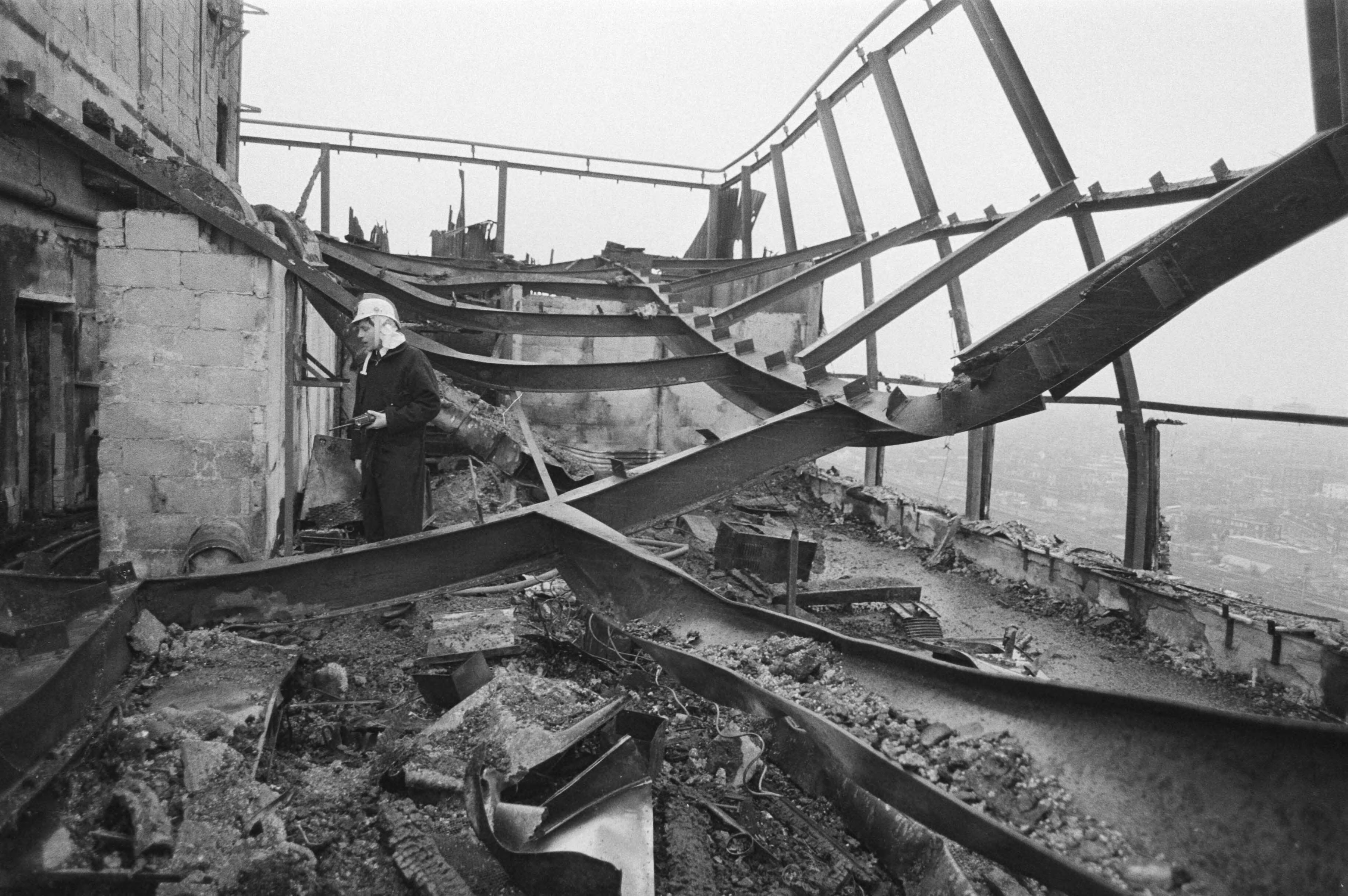 Fotocollectie Anefo — In de nacht van dinsdag op woensdag werd het bovenste deel van het Hollday-Inn hotel in Utrecht door brand verwoest — Foto: Antonisse, Marcel / Anefo. Licentie: Set B: Rechtenvrij / Publiek Domein. Bron: Nationaal Archief. http://hdl.handle.net/10648/acf15536-d0b4-102d-bcf8-003048976d84