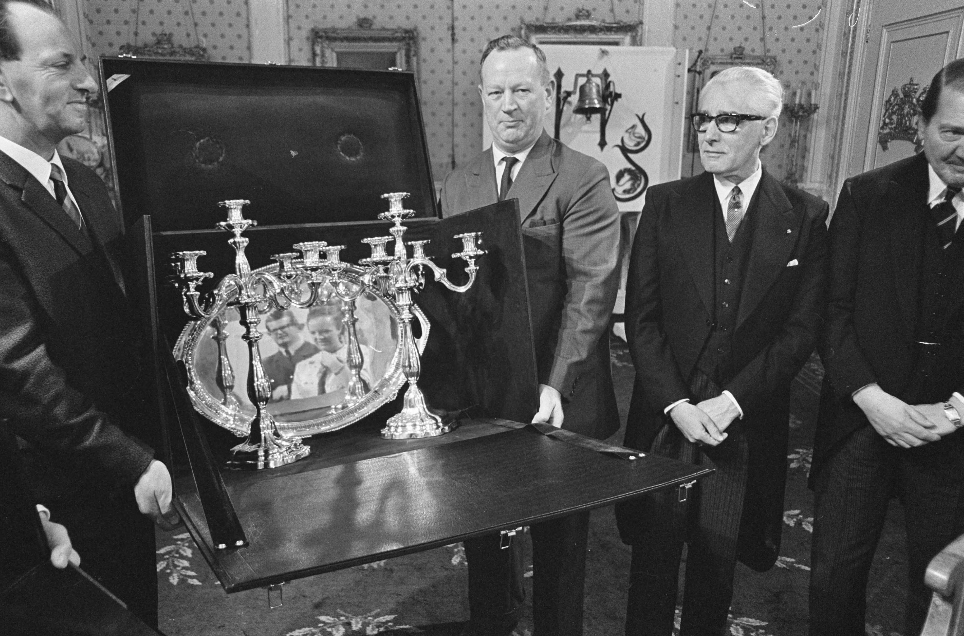 Fotocollectie Anefo — Geschenkendag drie op Paleis Soestdijk , Kamer van Koophandel Den Haag — Foto: Kroon, Ron / Anefo. Licentie: Set B: Rechtenvrij / Publiek Domein. Bron: Nationaal Archief. http://hdl.handle.net/10648/ab0ac180-d0b4-102d-bcf8-003048976d84