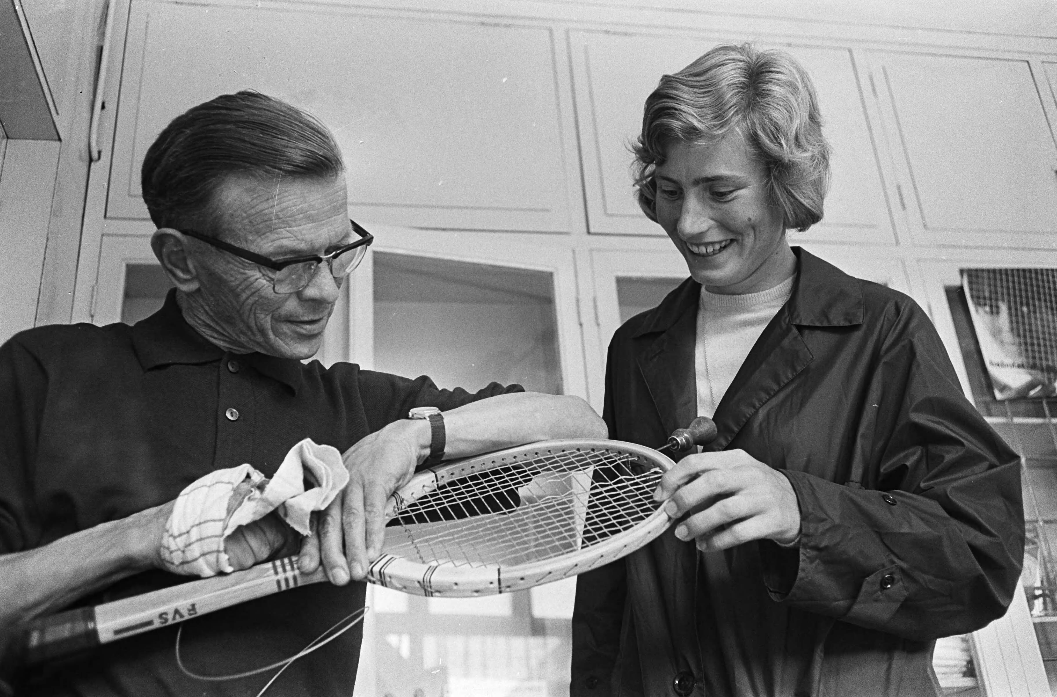 Fotocollectie Anefo — Nederlandse tenniskampioenschappen op de METS-banen te Scheveningen, Trudy Groenman laat tennisracket nakijken — Foto: Koch, Eric / Anefo. Licentie: Set B: Rechtenvrij / Publiek Domein. Bron: Nationaal Archief. http://hdl.handle.net/10648/aab9e152-d0b4-102d-bcf8-003048976d84