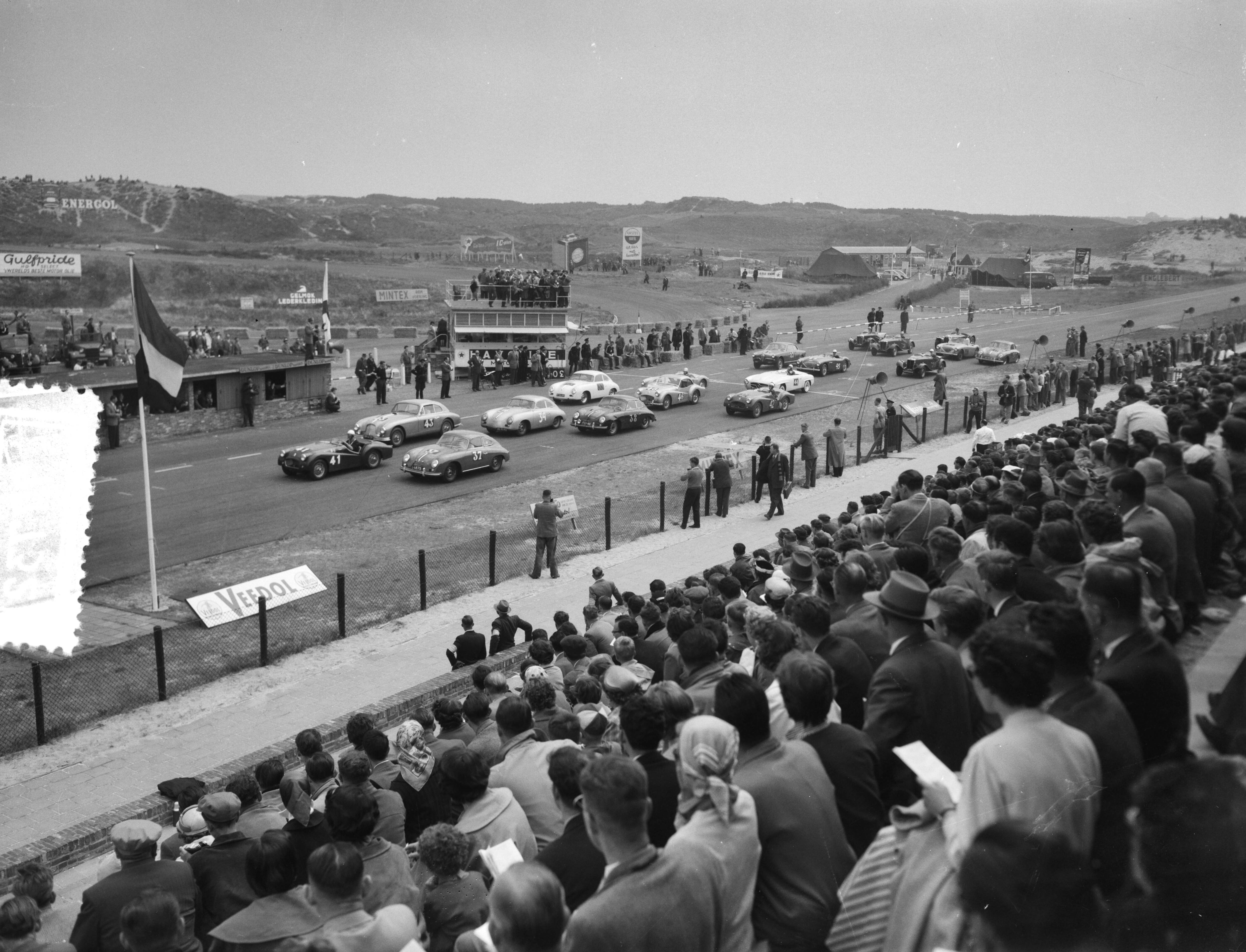 Fotocollectie Anefo — Nationale Sportwagenraces op het circuit van Zandvoort. Start — Foto: Bilsen, Joop van / Anefo. Licentie: Set B: Rechtenvrij / Publiek Domein. Bron: Nationaal Archief. http://hdl.handle.net/10648/a9485a06-d0b4-102d-bcf8-003048976d84