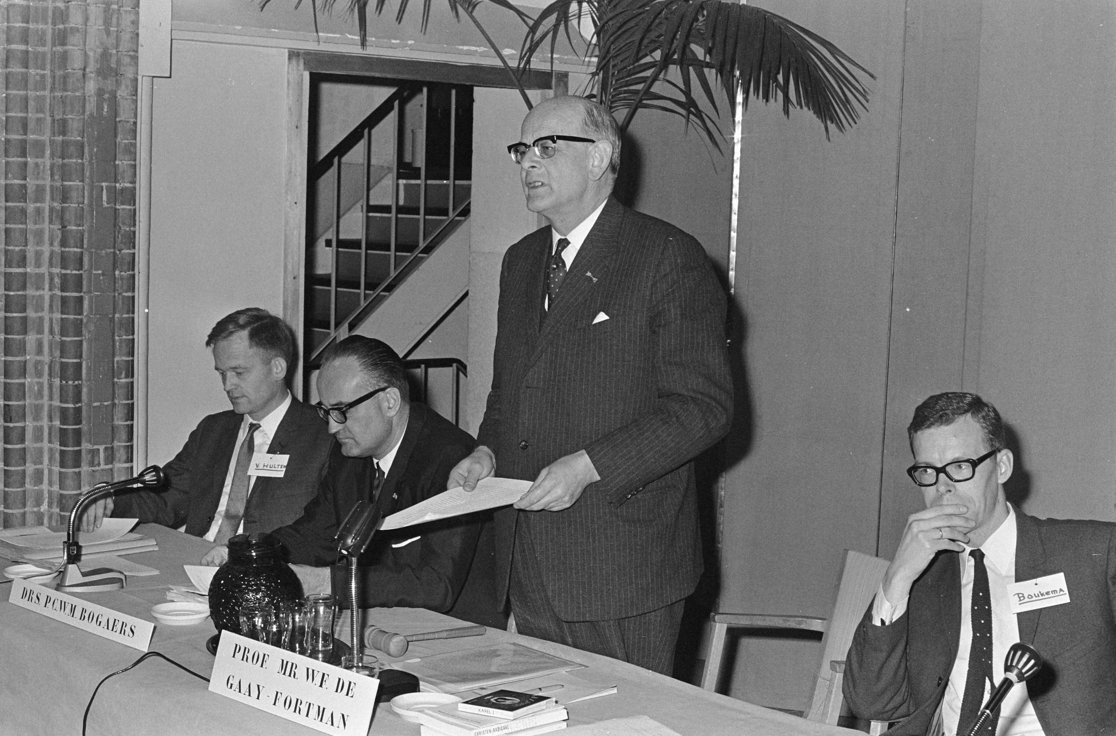 Fotocollectie Anefo — Congres Christen Radicalen te Scheveningen. Professor de Gaay Fortman aan het woord — Foto: Kroon, Ron / Anefo. Licentie: Set B: Rechtenvrij / Publiek Domein. Bron: Nationaal Archief. http://hdl.handle.net/10648/ab2cba9c-d0b4-102d-bcf8-003048976d84