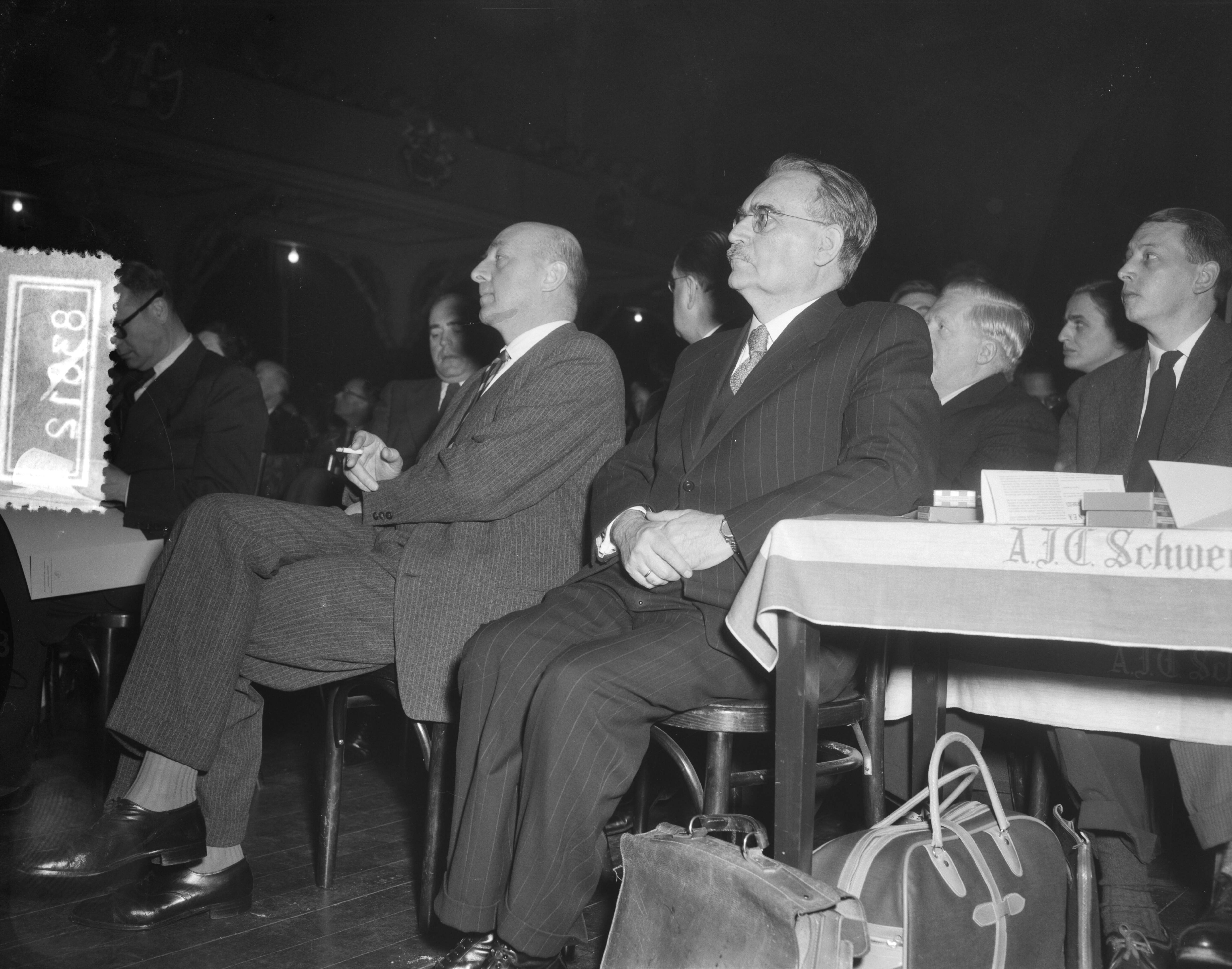 Fotocollectie Anefo — Congres van de Partij van de Arbeid in Den Haag in Den Haag. Mansholt en Drees — Foto: Pot, Harry / Anefo. Licentie: Set B: Rechtenvrij / Publiek Domein. Bron: Nationaal Archief. http://hdl.handle.net/10648/a9598394-d0b4-102d-bcf8-003048976d84