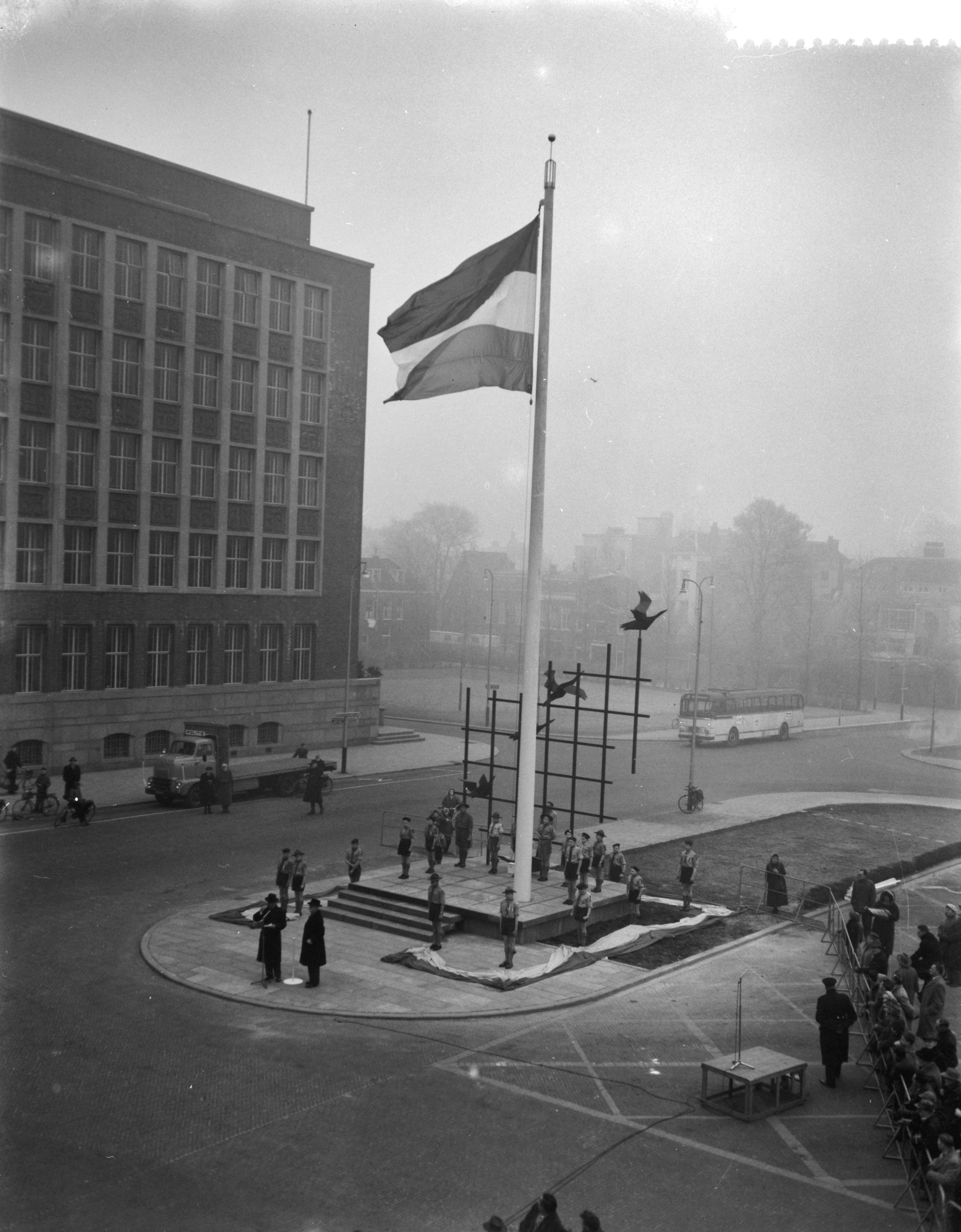 Fotocollectie Anefo — Overdracht in Den Haag van de permanente bevrijdingsvlag te Den Haag , overzicht met op de voorgrond burgemeester Kolfschoten links — Foto: Rossem, Wim van / Anefo. Licentie: Set B: Rechtenvrij / Publiek Domein. Bron: Nationaal Archief. http://hdl.handle.net/10648/a98d8112-d0b4-102d-bcf8-003048976d84