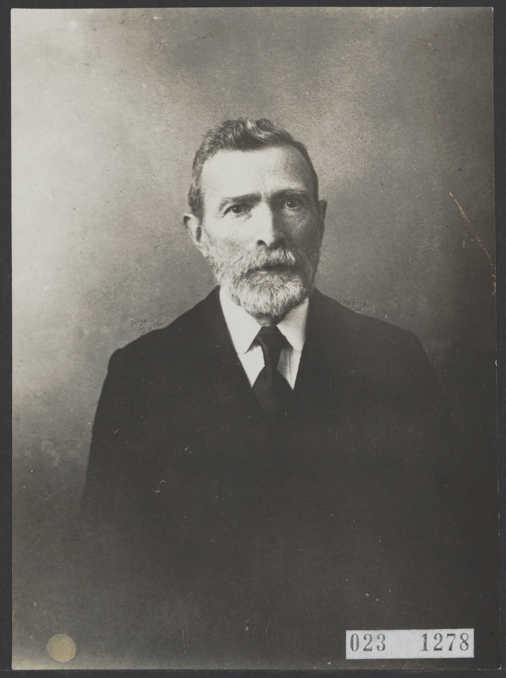 Fotocollectie Elsevier Binnenland — Dr. R. Leyds, conrector Gymnasium Groningen — Foto: Onbekend / Publiek Domein of Rechtenvrij. Licentie: Set B: Rechtenvrij / Publiek Domein. Bron: Nationaal Archief. http://hdl.handle.net/10648/add686a6-d0b4-102d-bcf8-003048976d84