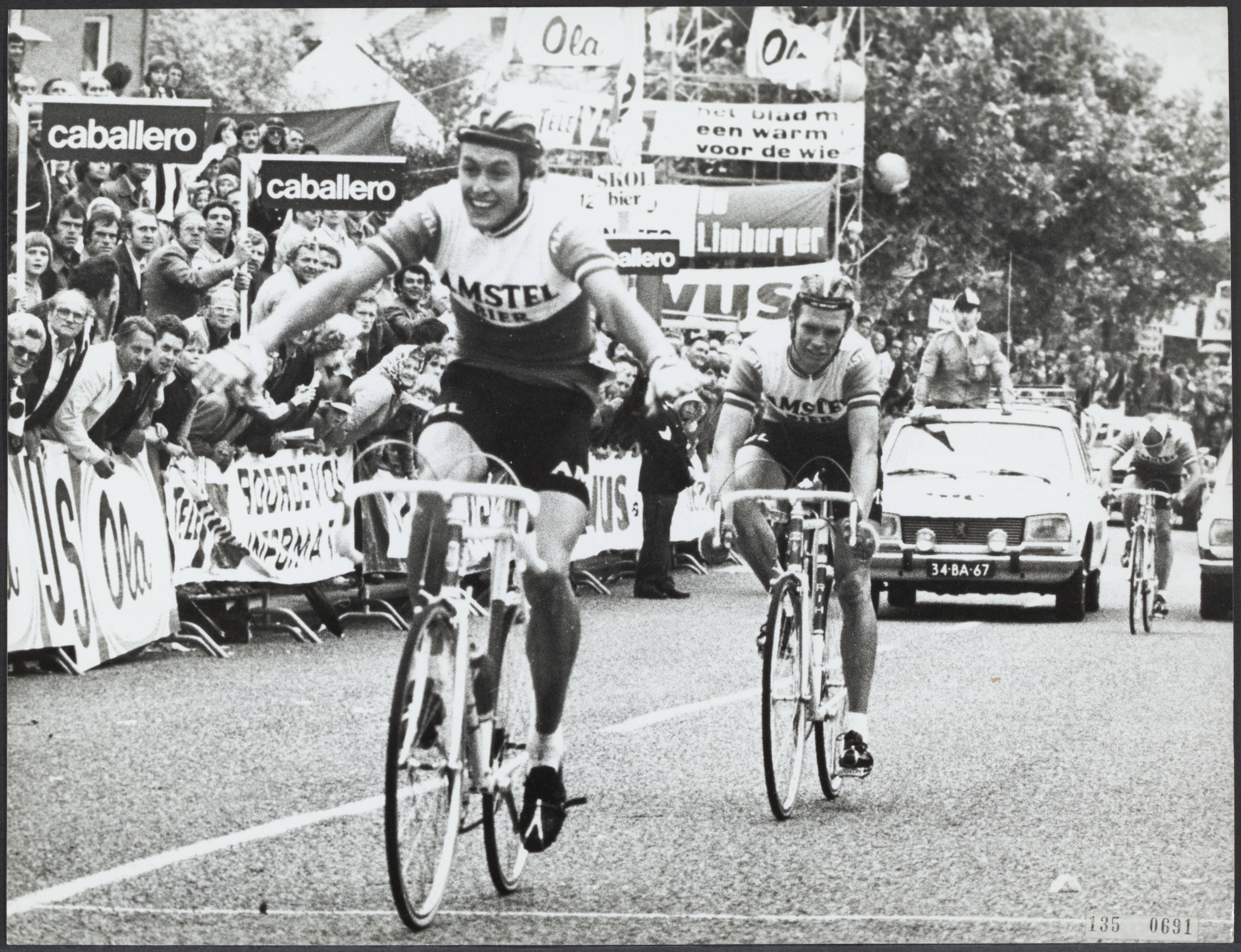 Fotocollectie Rijksvoorlichtingsdienst Eigen — Nederlands kampioenschap wielrennen amateurs in Simpelveld, Arie Hassink wint de sprint van Leo van Vliet — Foto: Verhoeff, Bert / Anefo. Licentie: Set B: Rechtenvrij / Publiek Domein. Bron: Nationaal Archief. http://hdl.handle.net/10648/af61867e-d0b4-102d-bcf8-003048976d84