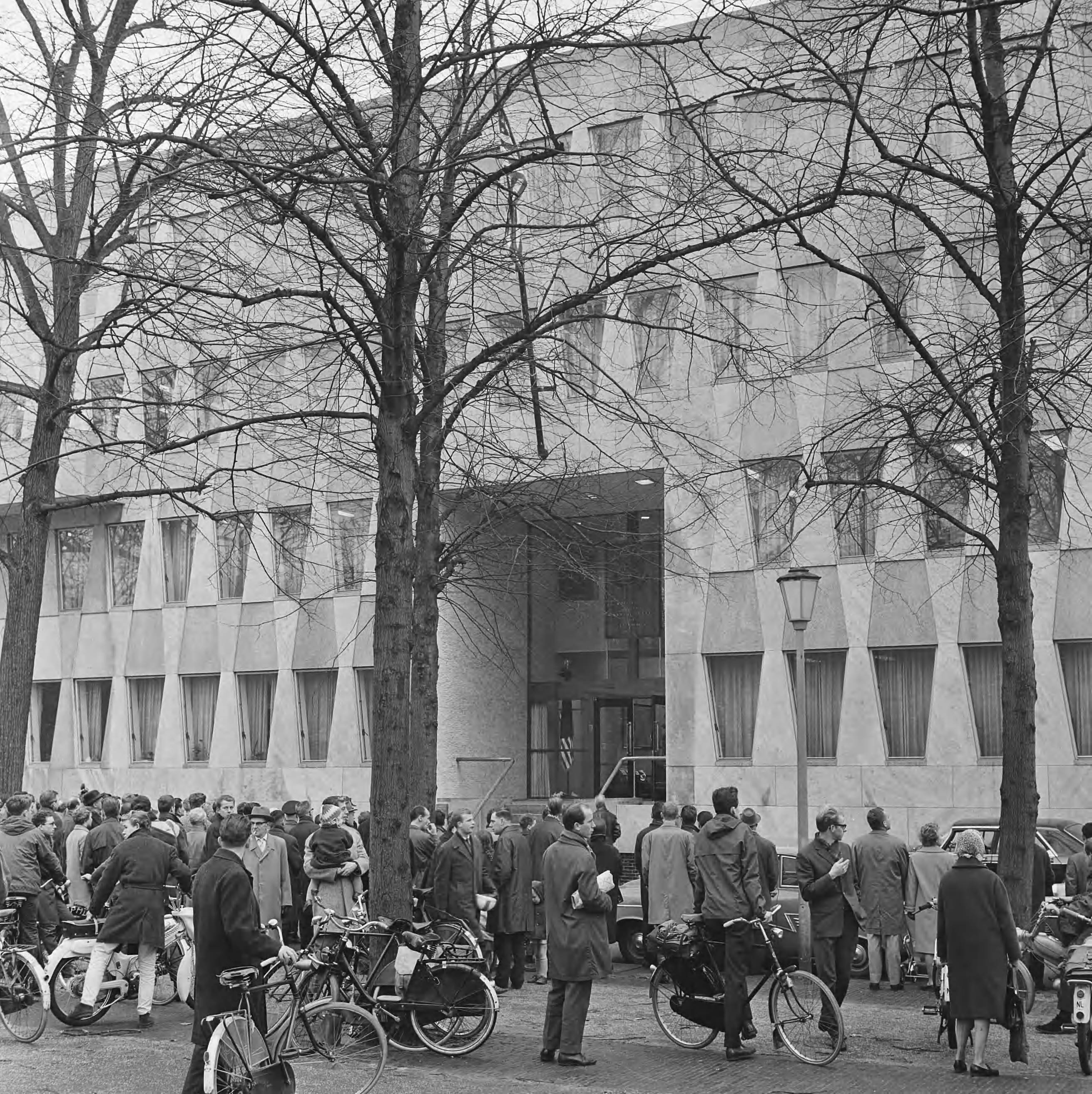 Fotocollectie Anefo — Condoleancebezoek op de Amerikaanse ambassade te Den Haag n.a.v. het overlijden van president Kennedy. De Russische ambassadeur I. Tugarinov verlaat de Amerikaanse ambassade — Foto: Koch, Eric / Anefo. Licentie: Set B: Rechtenvrij / Publiek Domein. Bron: Nationaal Archief. http://hdl.handle.net/10648/aa4f1818-d0b4-102d-bcf8-003048976d84
