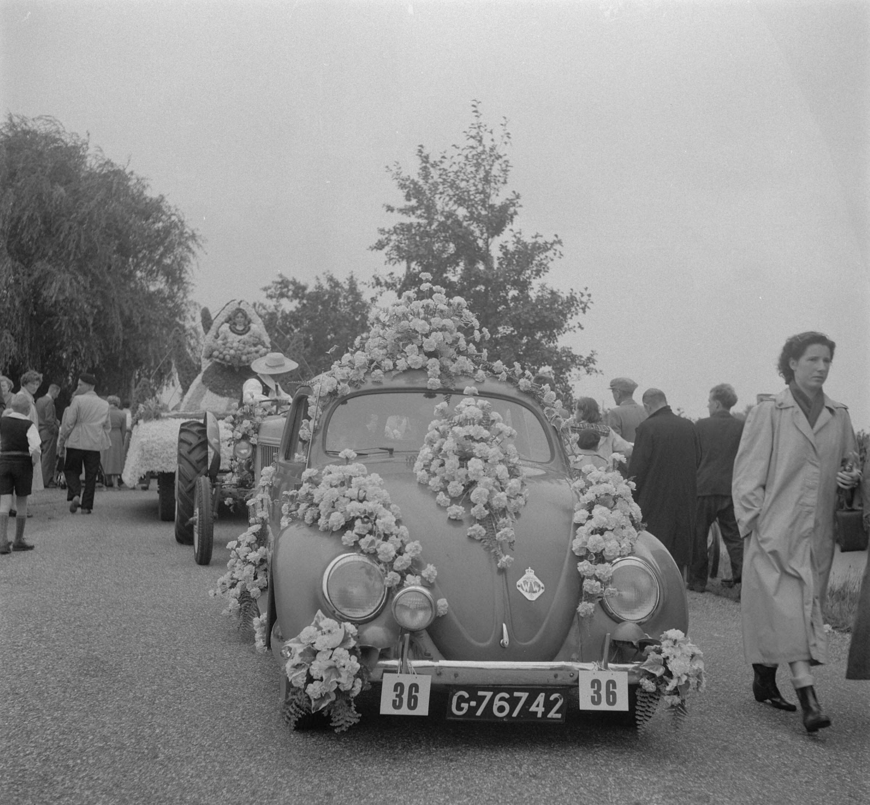 Fotocollectie Anefo — Bloemencorso Aalsmeer — Foto: Pot, Harry / Anefo. Licentie: Set B: Rechtenvrij / Publiek Domein. Bron: Nationaal Archief. http://hdl.handle.net/10648/a8deb222-d0b4-102d-bcf8-003048976d84