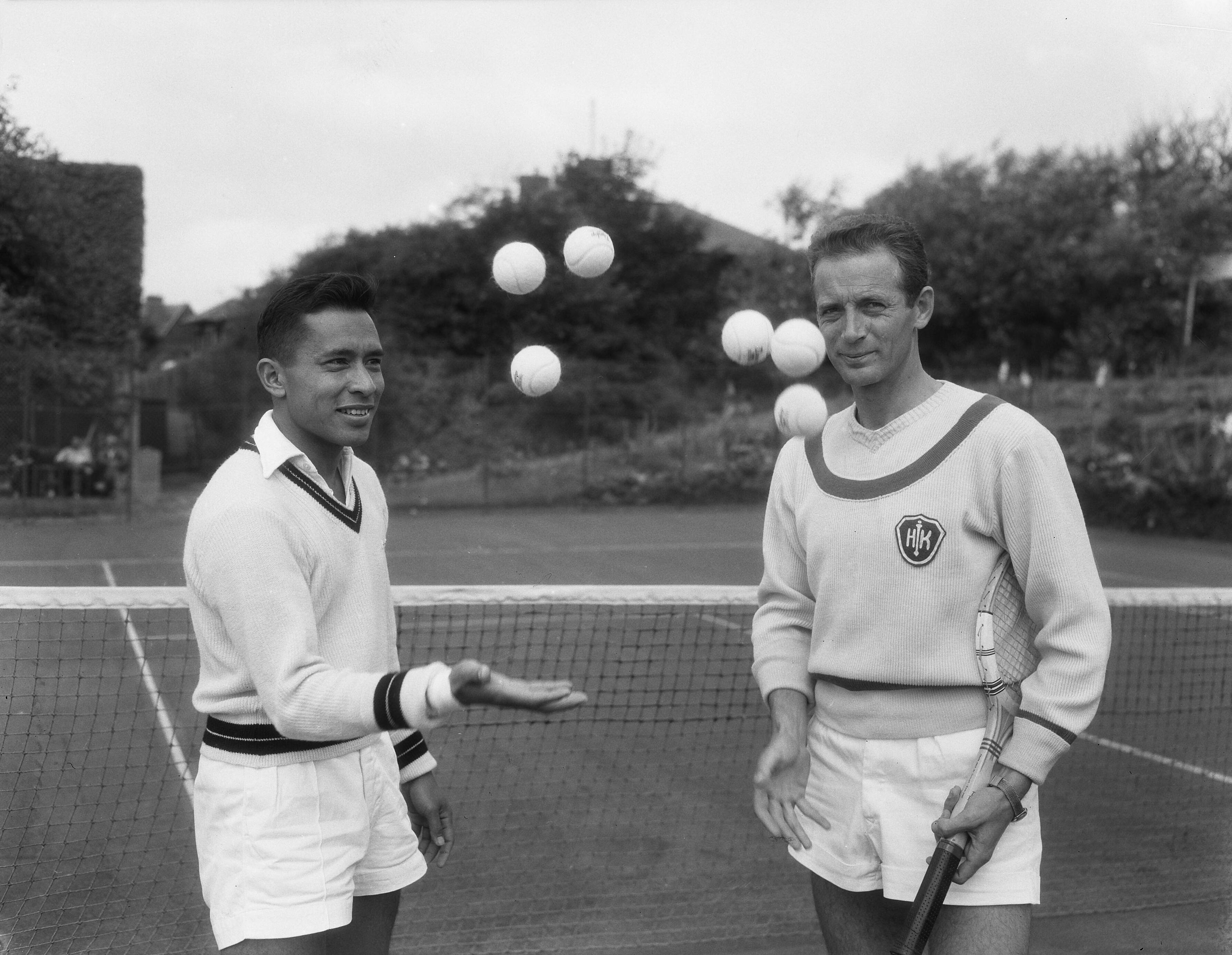 Fotocollectie Anefo — Nederlandse tenniskampioenschappen op de METS-banen te Scheveningen. Links Lex Karamoy — Foto: Duinen, G.W. van / Anefo. Licentie: Set B: Rechtenvrij / Publiek Domein. Bron: Nationaal Archief. http://hdl.handle.net/10648/a9280ad0-d0b4-102d-bcf8-003048976d84