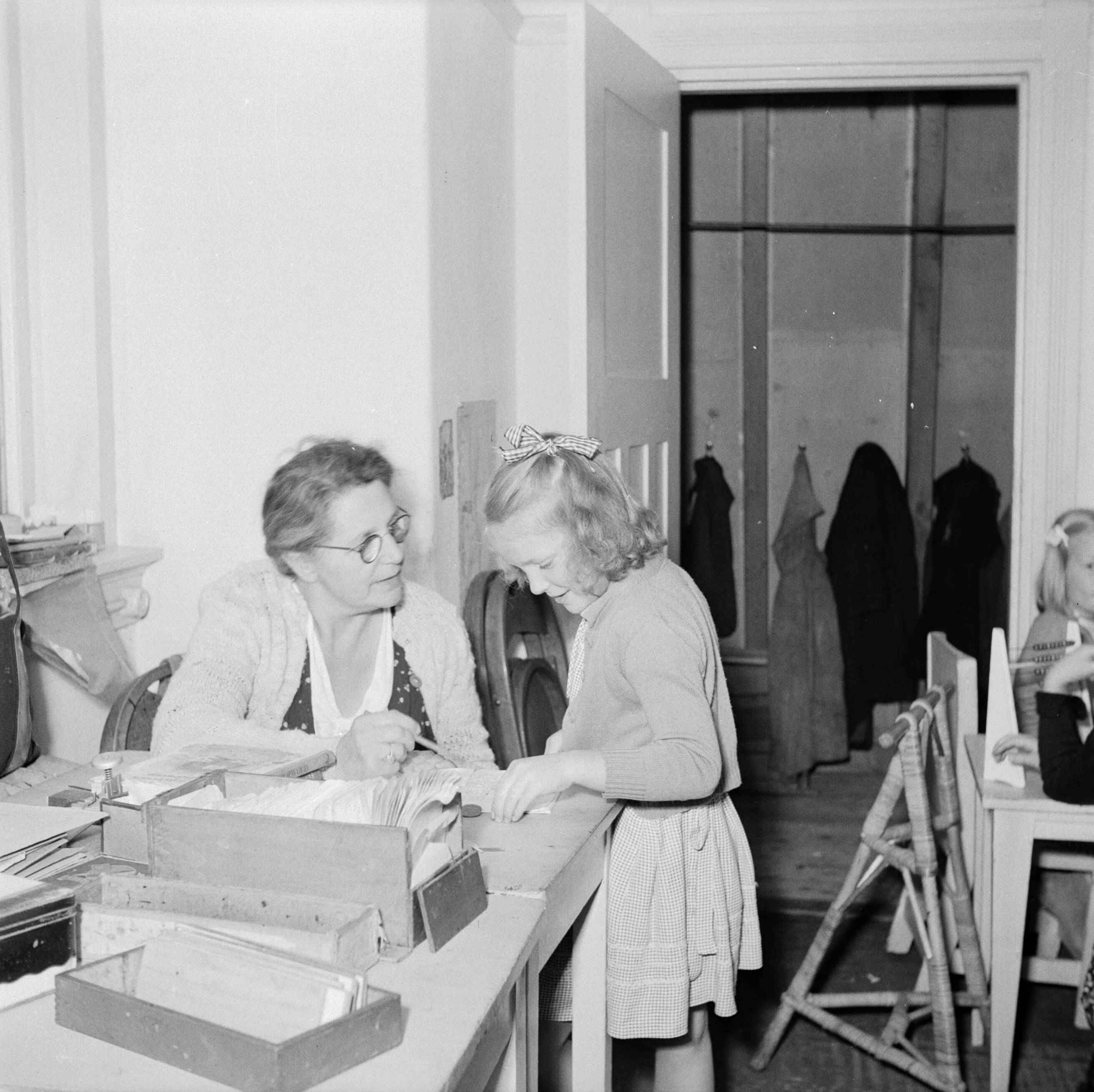 Prinses Beatrix en prinses Irene op de Werkplaats Kindergemeenschap van Kees Boeke te Bilthoven — Prinses Irene krijgt uitleg van een onderwijzeres — Foto: Poll, Willem van de. Licentie: Set B: Rechtenvrij / Publiek Domein. Bron: Nationaal Archief. http://hdl.handle.net/10648/aee82216-d0b4-102d-bcf8-003048976d84