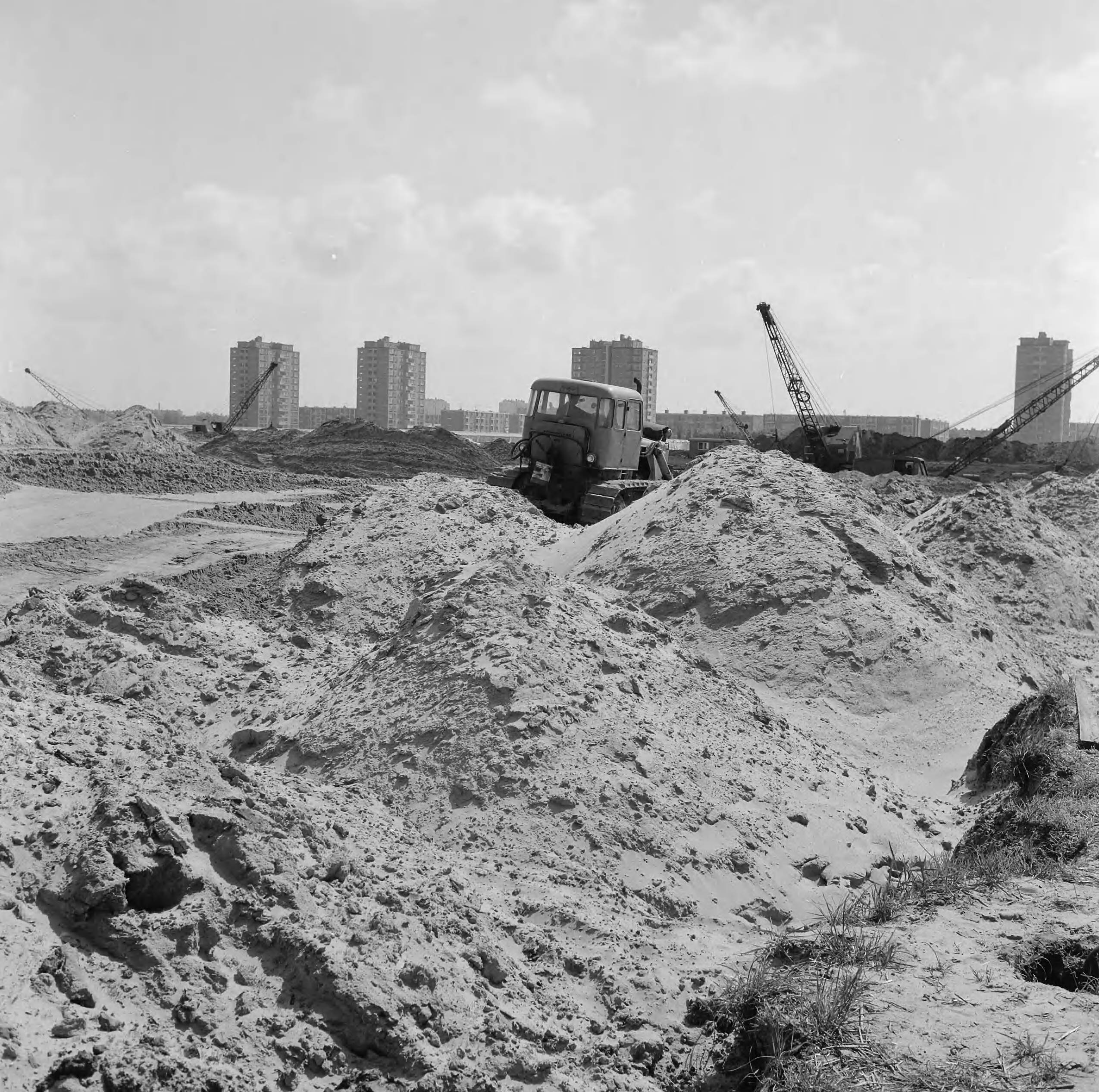 Fotocollectie Nederlandse Heidemaatschappij — Alphen aan den Rijn|Zuid-Holland|ontginning |grondbewerking |egaliseren |bezanden — Foto: Fotograaf Onbekend / Heidemij. Licentie: Set B: Rechtenvrij / Publiek Domein. Bron: Nationaal Archief. http://hdl.handle.net/10648/ae4d856c-d0b4-102d-bcf8-003048976d84