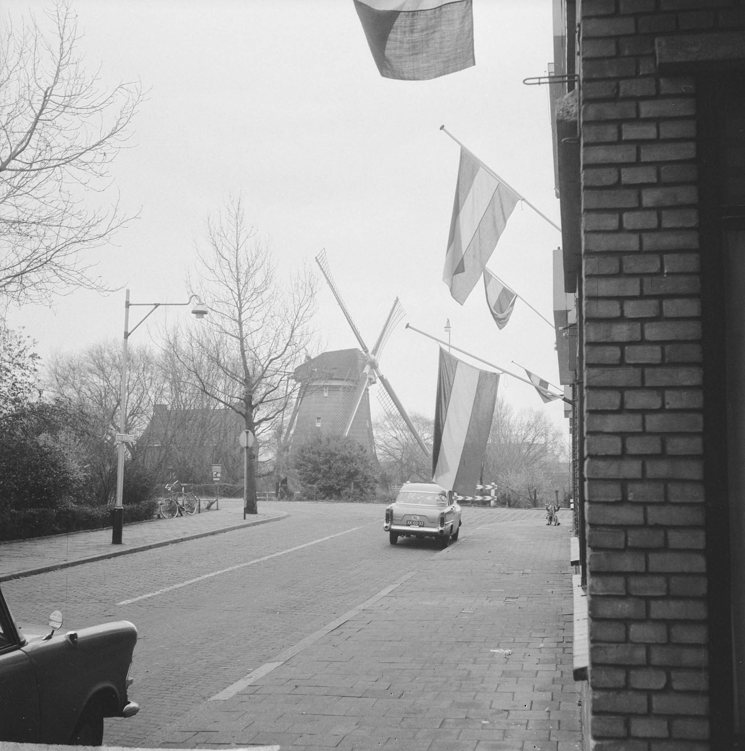 Fotocollectie Anefo — Rood-wit-blauw halfstok te Den Haag — Foto: Nijs, Jac. de / Anefo. Licentie: Set B: Rechtenvrij / Publiek Domein. Bron: Nationaal Archief. http://hdl.handle.net/10648/aa20a74e-d0b4-102d-bcf8-003048976d84