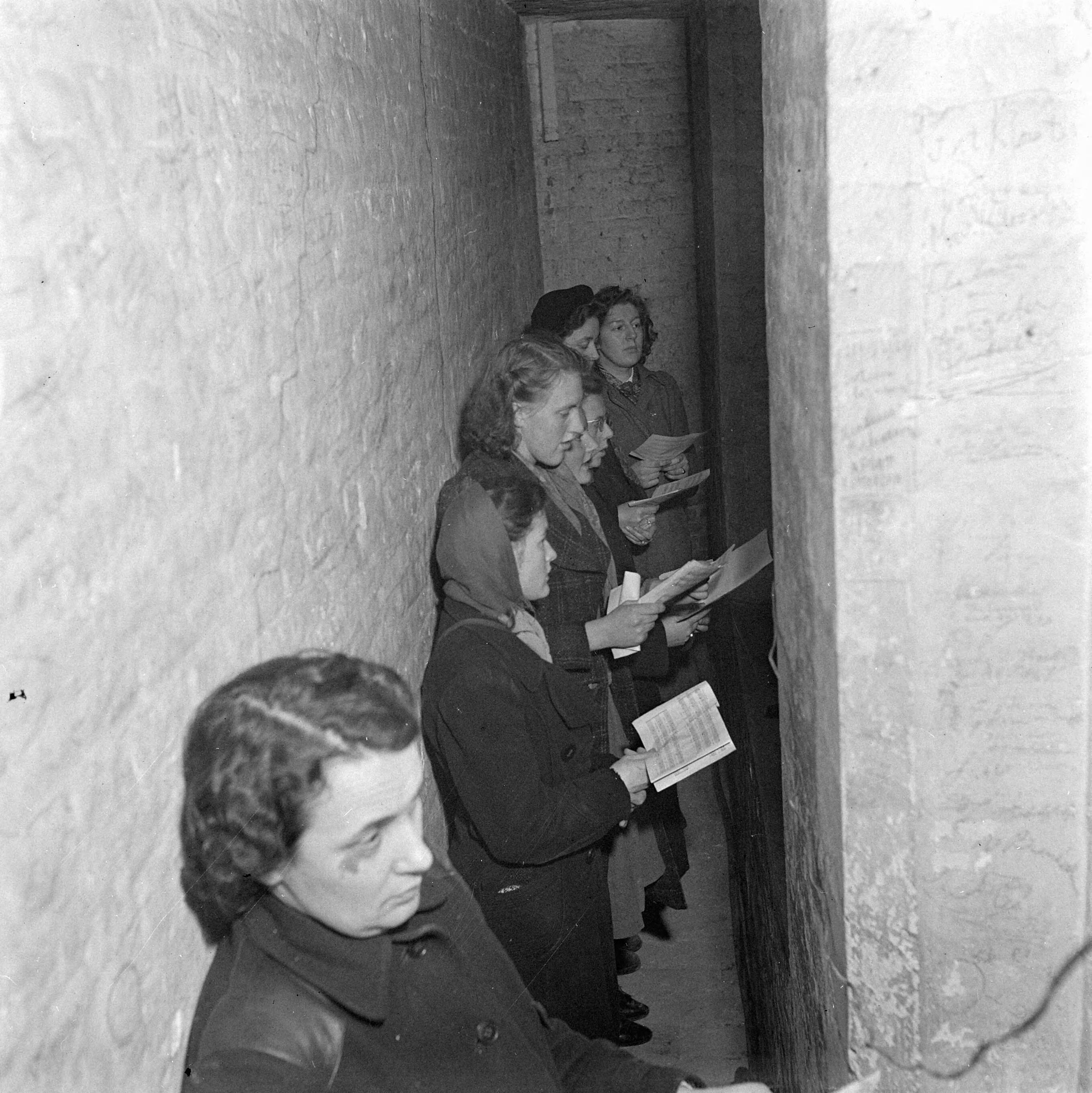 Fotocollectie Anefo — Kerstspel in de Grote of St. Bavokerk te Haarlem — Foto: Haren Noman, Theo van / Anefo. Licentie: Set B: Rechtenvrij / Publiek Domein. Bron: Nationaal Archief. http://hdl.handle.net/10648/a88fe48a-d0b4-102d-bcf8-003048976d84