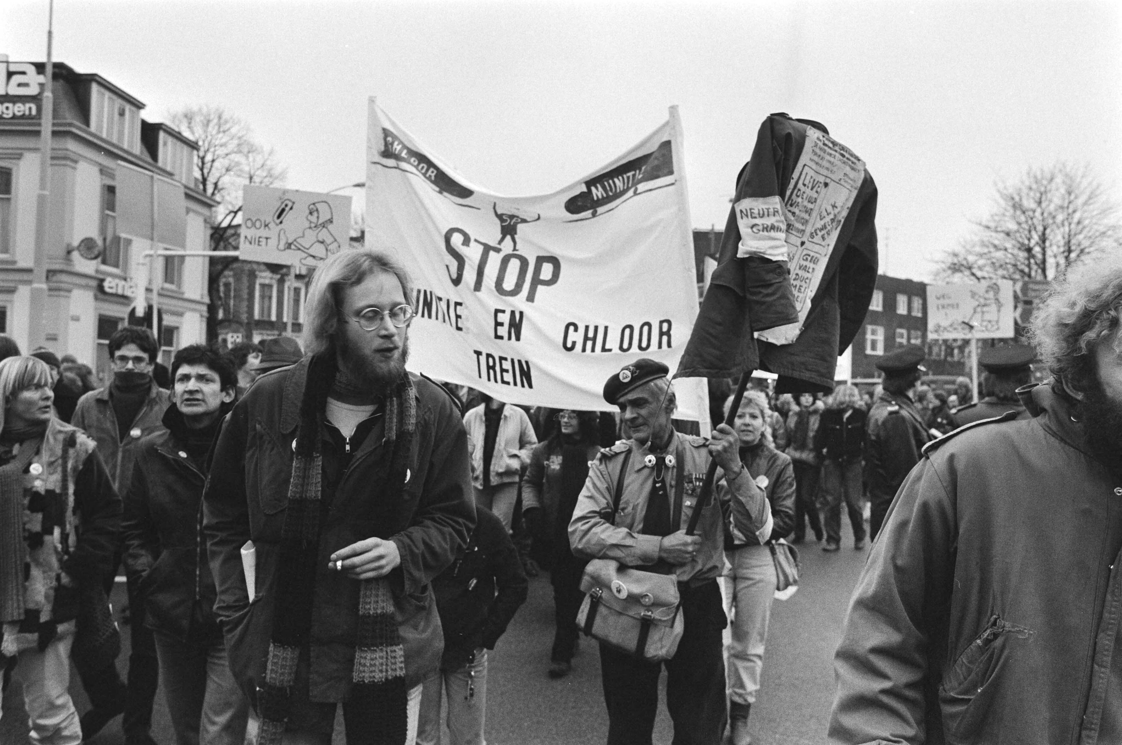 Fotocollectie Anefo — Dem. in Groningen tegen munitietransporten met treinen van de Eemshaven naar West-Duitsland. Dem. met diverse spandoeken — Foto: Bogaerts, Rob / Anefo. Licentie: Set B: Rechtenvrij / Publiek Domein. Bron: Nationaal Archief. http://hdl.handle.net/10648/ad0df8ee-d0b4-102d-bcf8-003048976d84