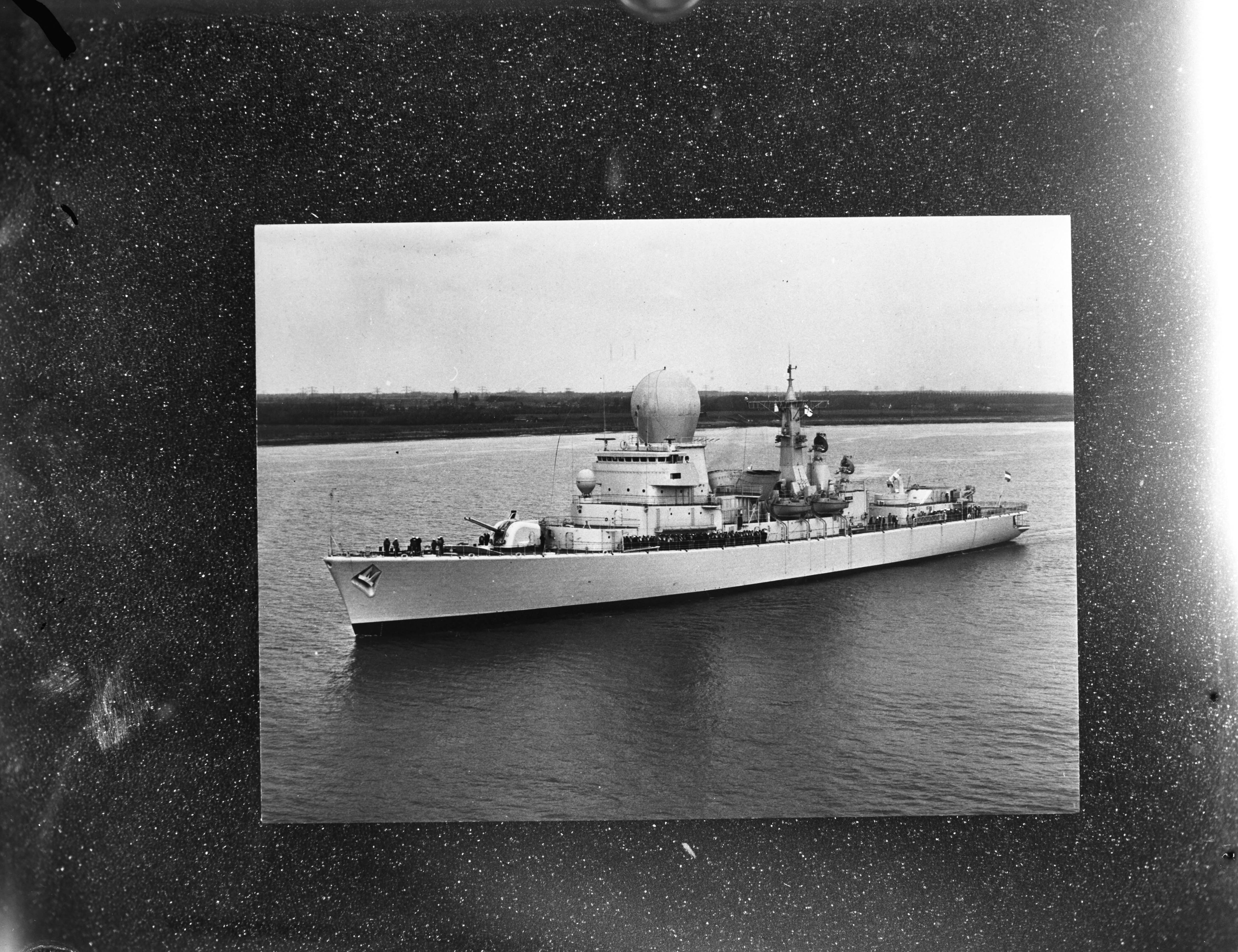 Fotocollectie Anefo — Overdracht fregat Tromp in Vlissingen; het nieuwe fregat "Tromp" — Foto: Bogaerts, Rob / Anefo. Licentie: Set B: Rechtenvrij / Publiek Domein. Bron: Nationaal Archief. http://hdl.handle.net/10648/ac7375da-d0b4-102d-bcf8-003048976d84