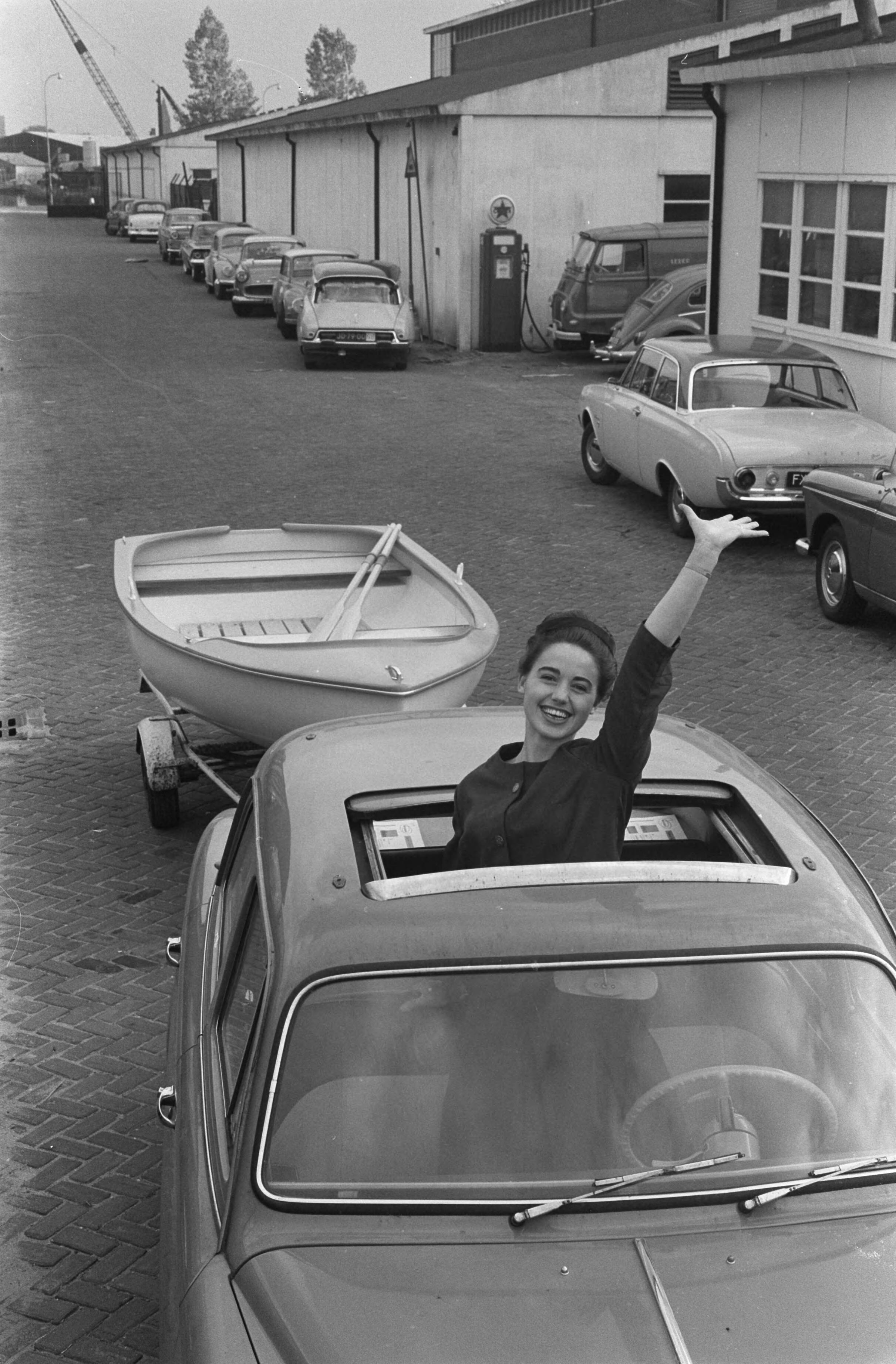 Fotocollectie Anefo — Tentoonstelling MacroPlastic 1962 in de Jaarbeurs te Utrecht, de firma Zaco geeft demonstratie met de Multi Purpose spray Unit — Foto: Pot, Harry / Anefo. Licentie: Set B: Rechtenvrij / Publiek Domein. Bron: Nationaal Archief. http://hdl.handle.net/10648/aa1bdb06-d0b4-102d-bcf8-003048976d84