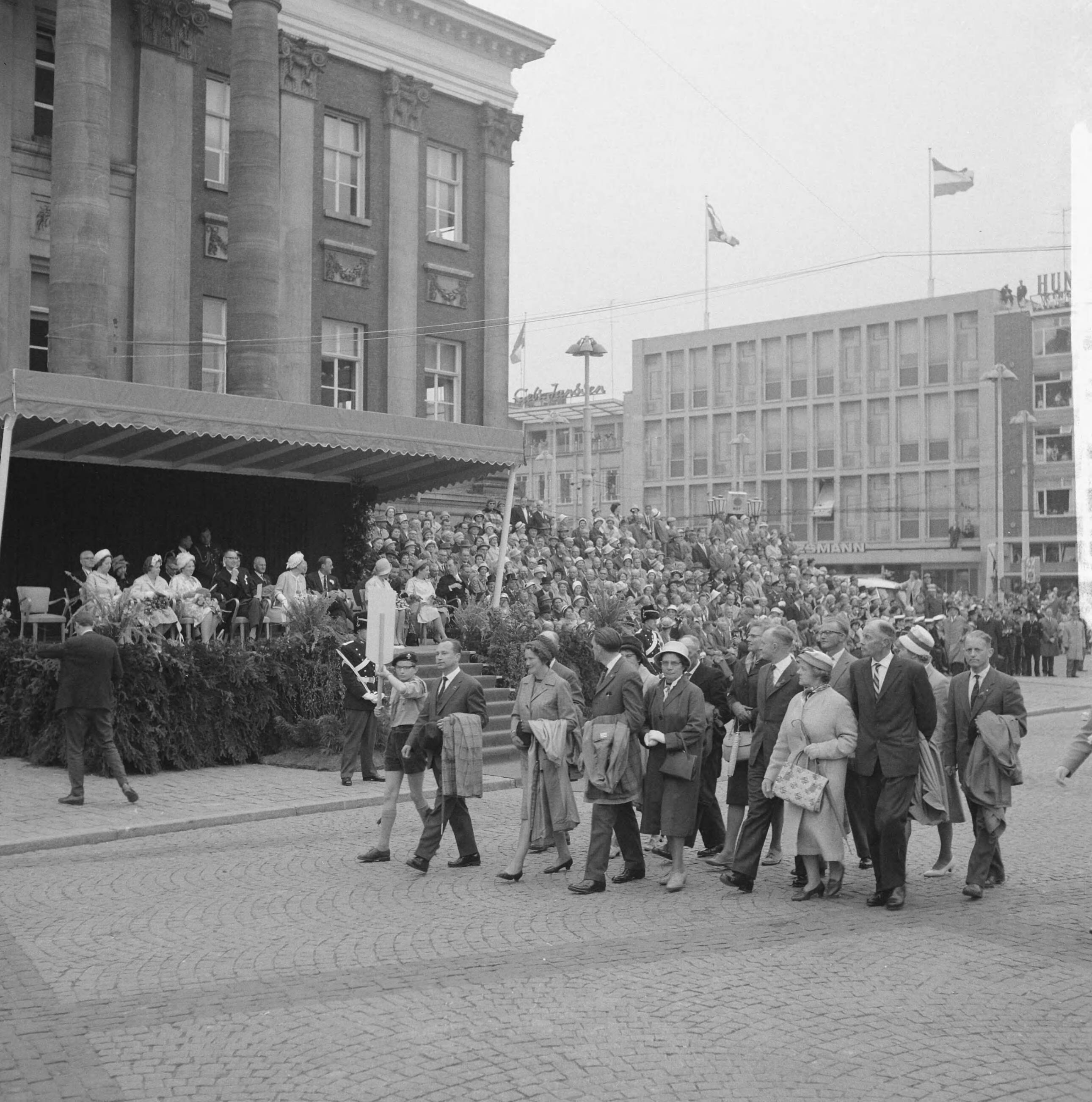 Koninklijk bezoek aan Groningen en Friesland (1962) — Koninklijk bezoek aan Groningen — Foto: Merk, Ben / Anefo. Licentie: Set B: Rechtenvrij / Publiek Domein. Bron: Nationaal Archief. http://hdl.handle.net/10648/aa071cac-d0b4-102d-bcf8-003048976d84